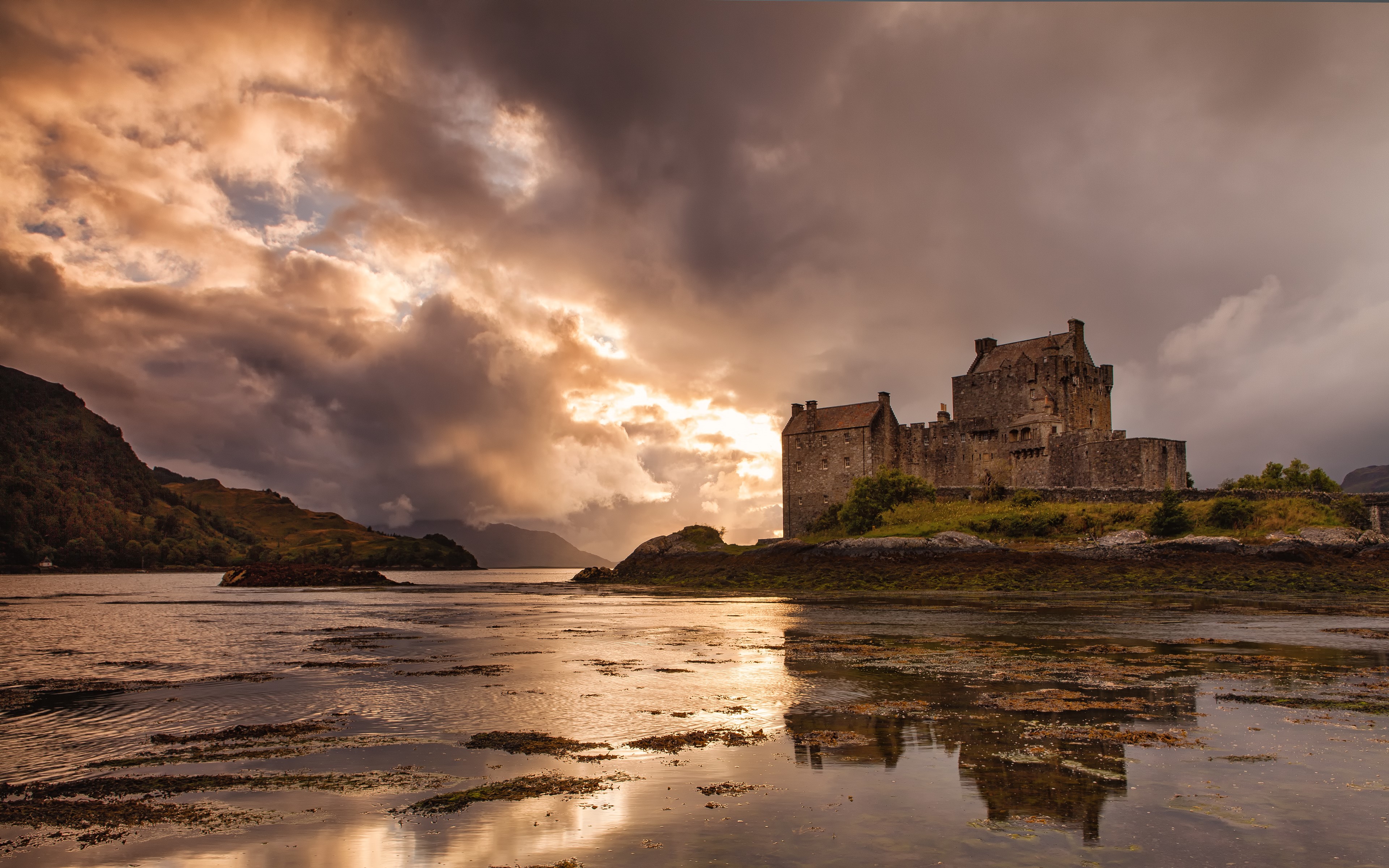 Eilean Donan Castle at Sunset HD Wallpaper