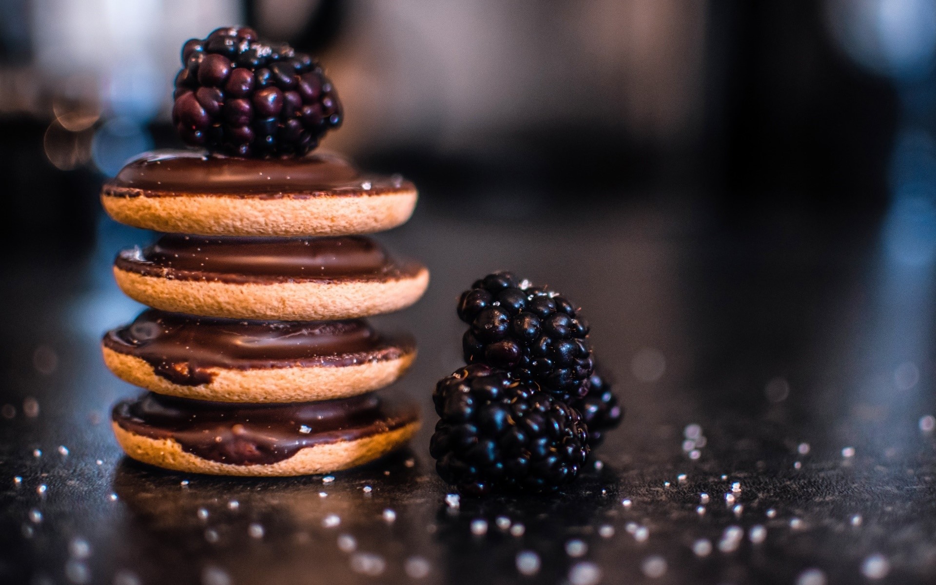 Chocolate cookies with blackberries and sugar HD Wallpaper
