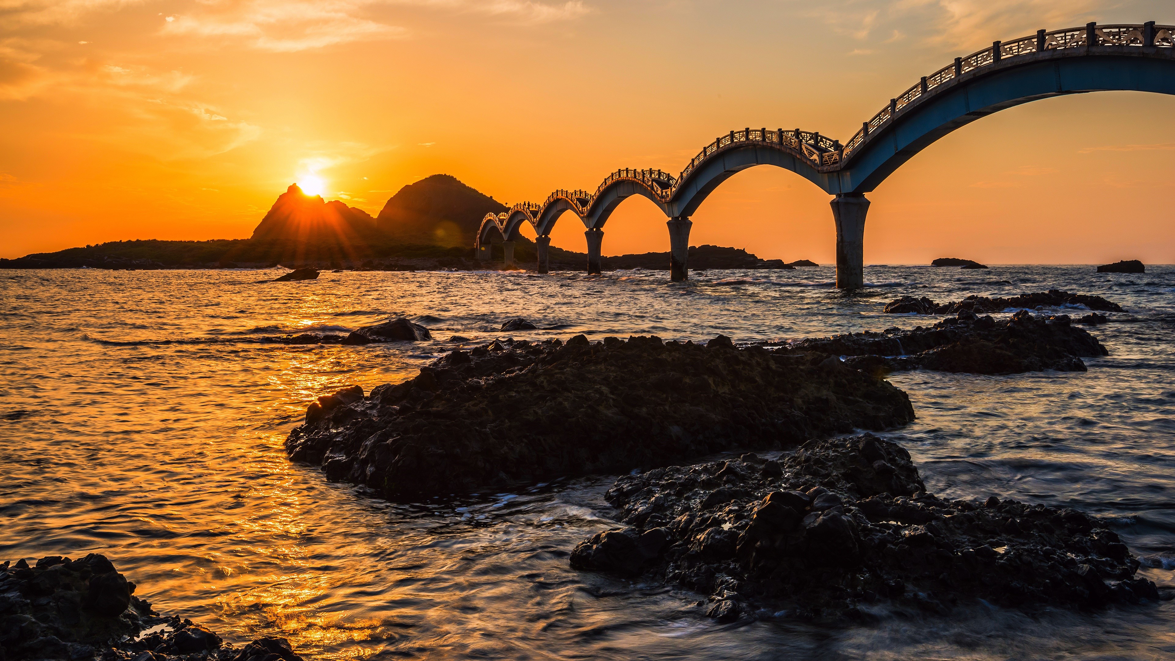 Bridge over water at sunset in Taiwan HD Wallpaper