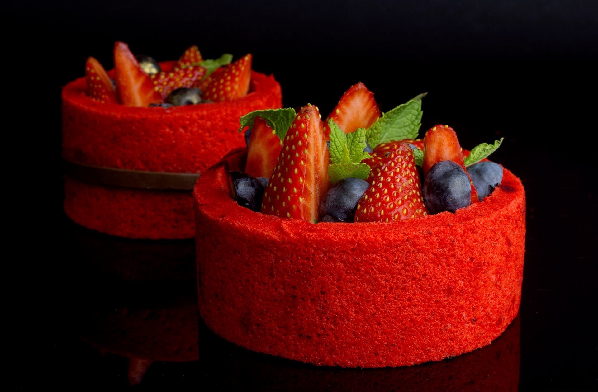 Red velvet cakes with strawberries and blueberries HD Wallpaper