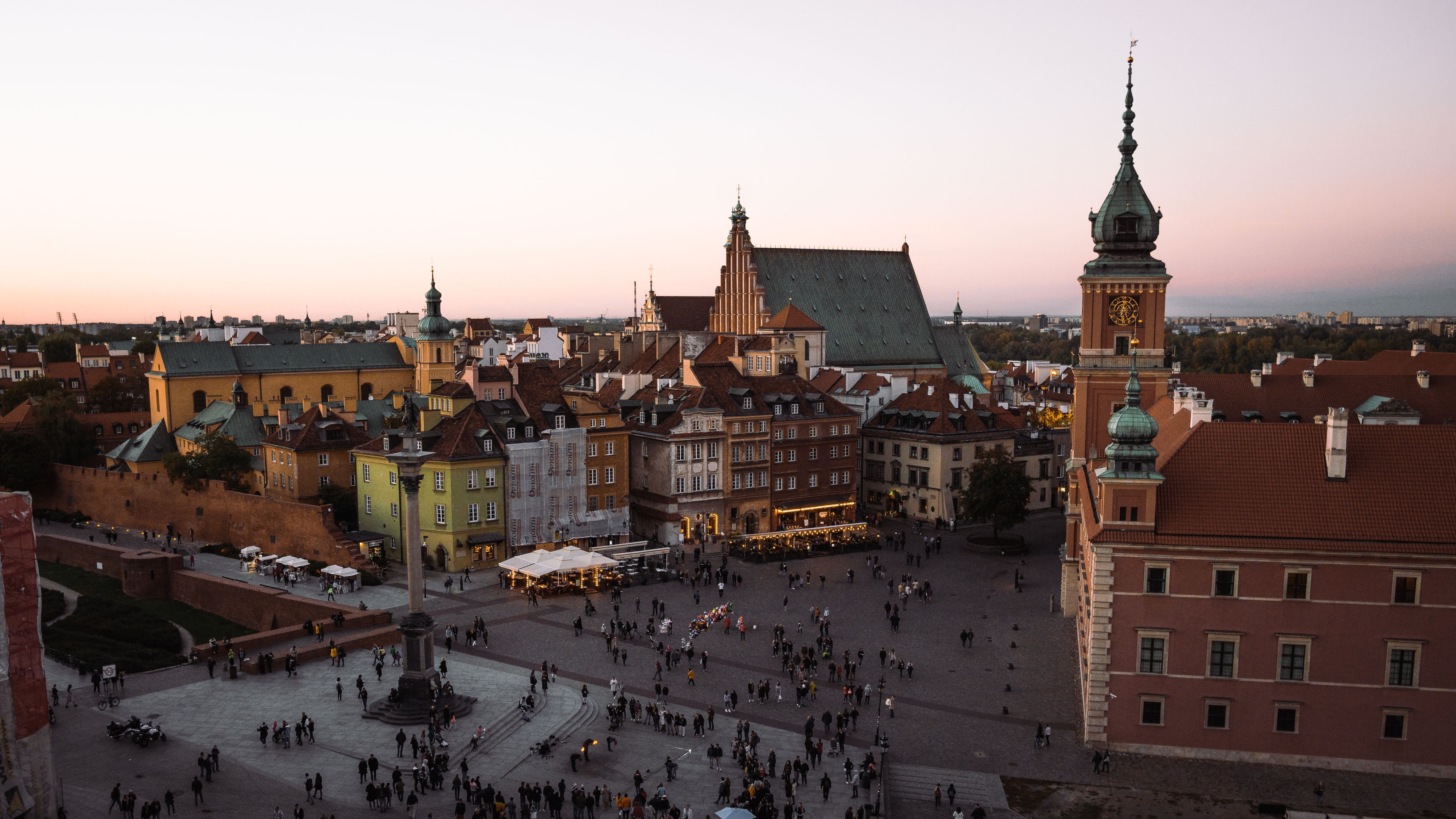 Warsaw Old Town Square with Castle and Column HD Wallpaper
