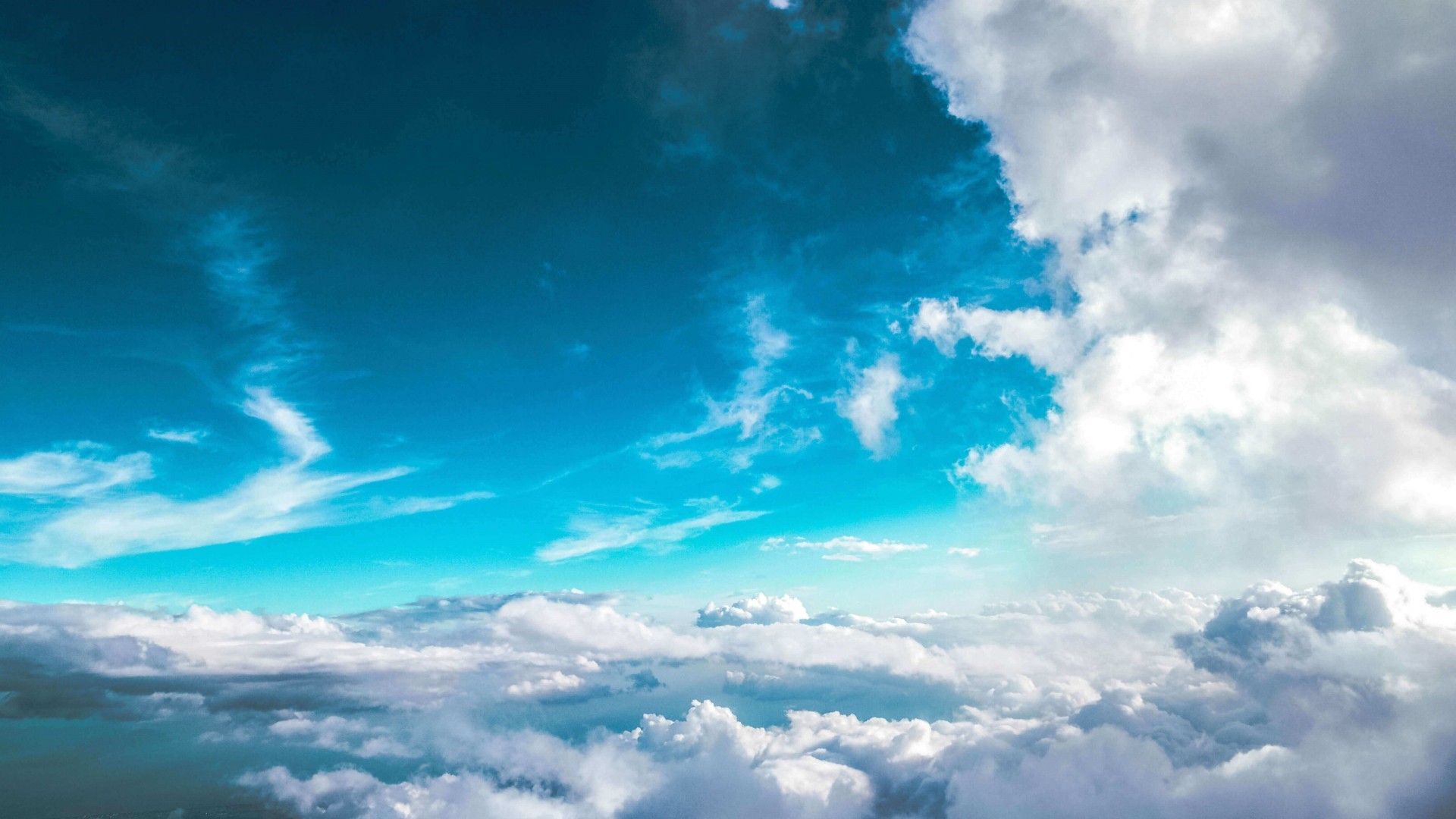 Cyan sky with white clouds above a sea of clouds HD Wallpaper