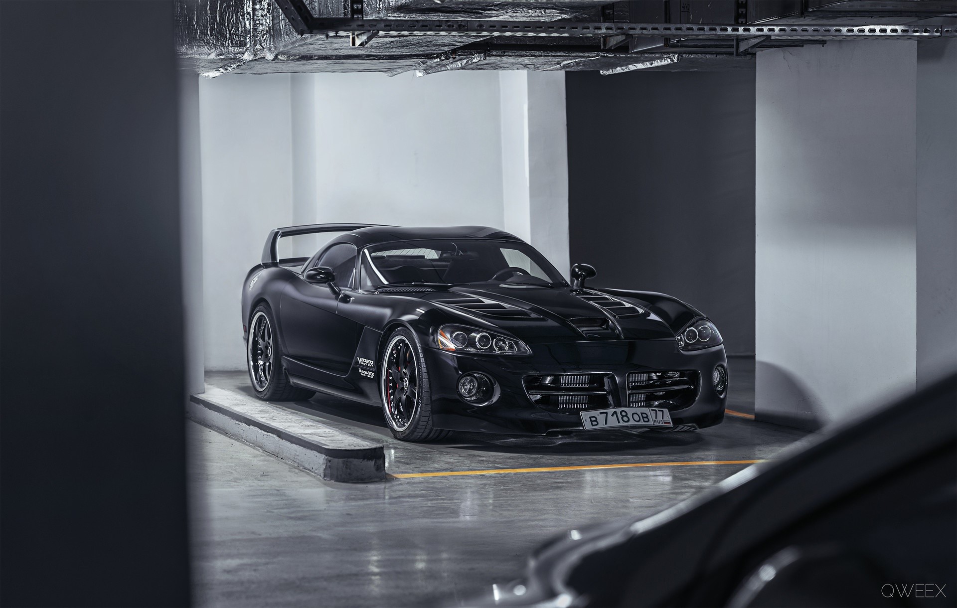 Black Dodge Viper SRT-10 parked in a garage HD Wallpaper