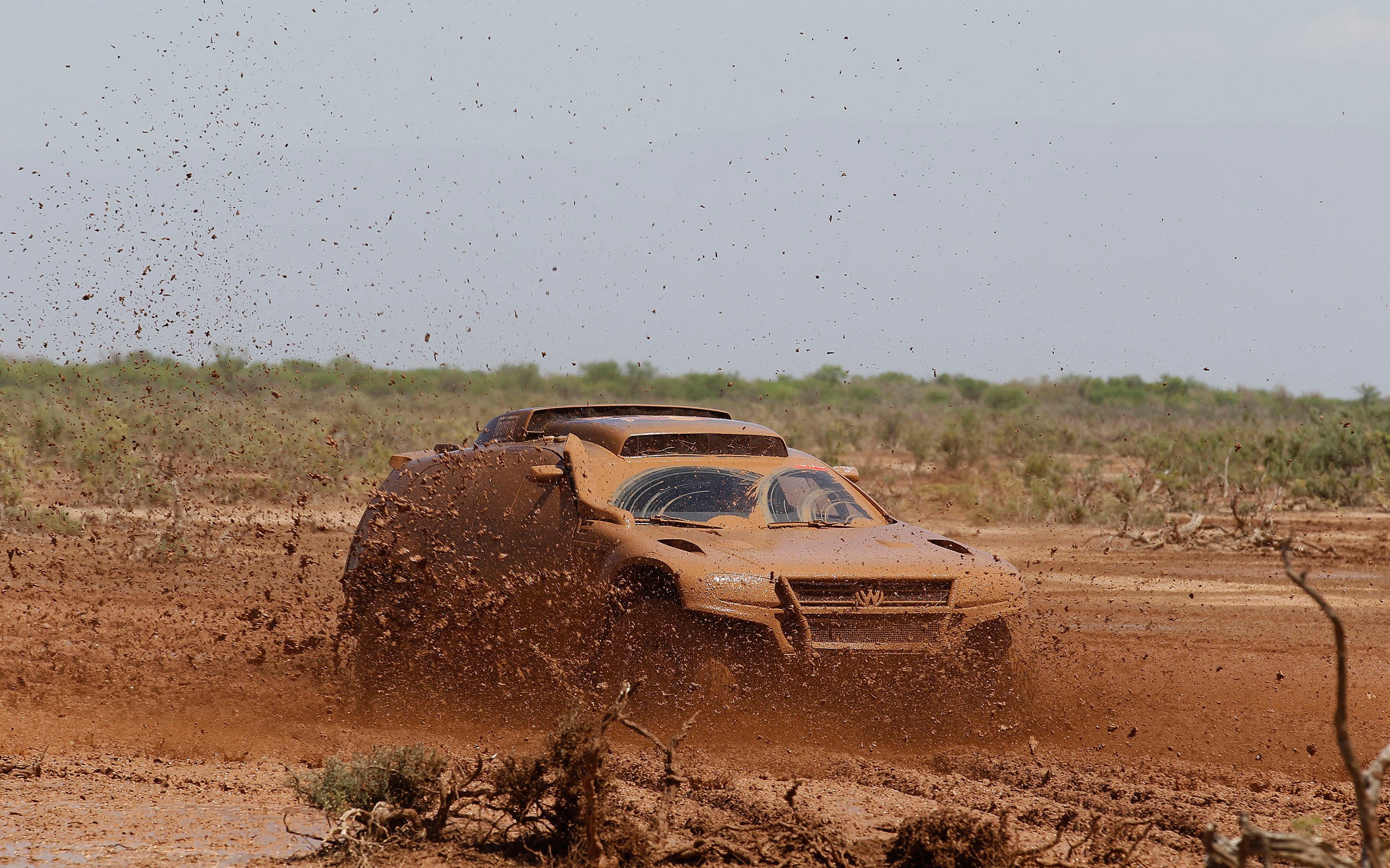 Volkswagen Race Touareg driving through mud HD Wallpaper