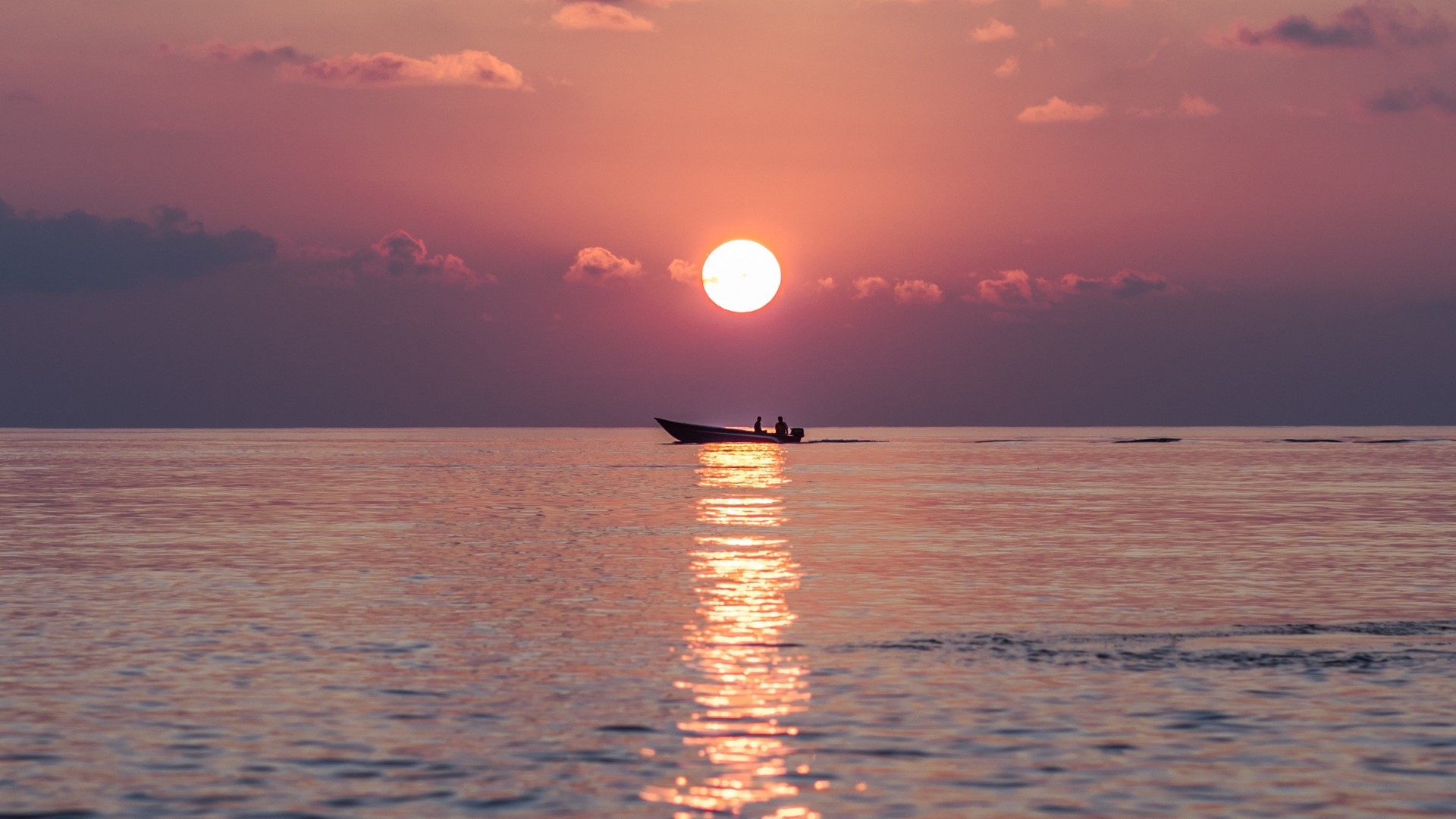 Boat sailing on the sea at sunset HD Wallpaper
