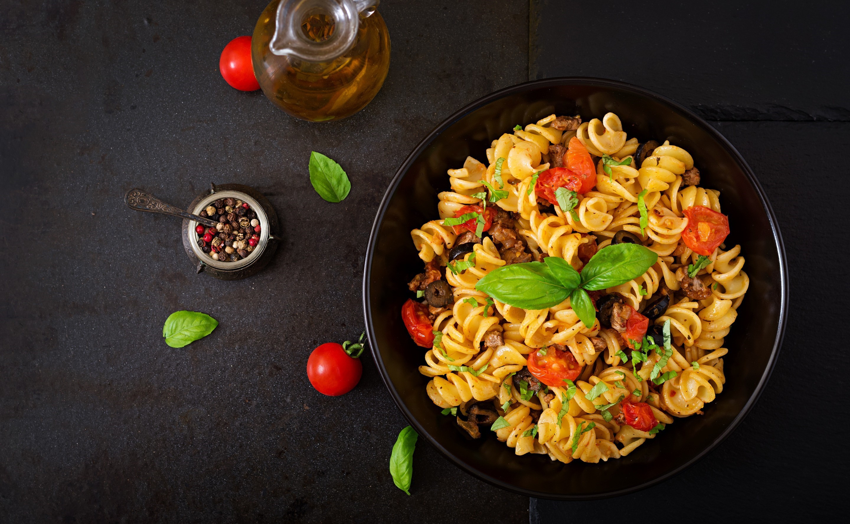 Pasta with tomatoes, olives, and basil HD Wallpaper