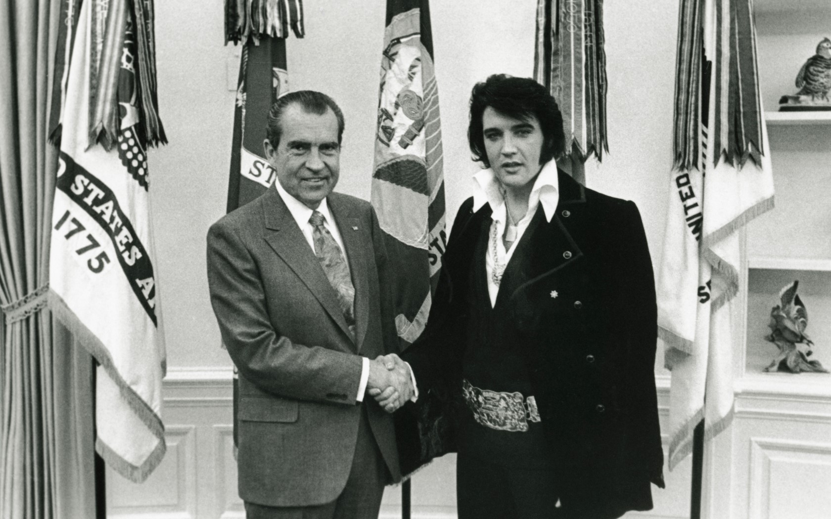 Elvis Presley shakes hands with President Richard Nixon HD Wallpaper