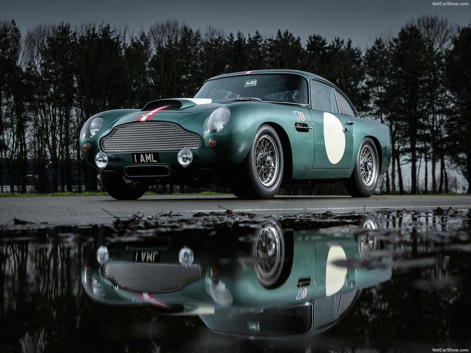 Green Aston Martin DB5 reflection in puddle HD Wallpaper
