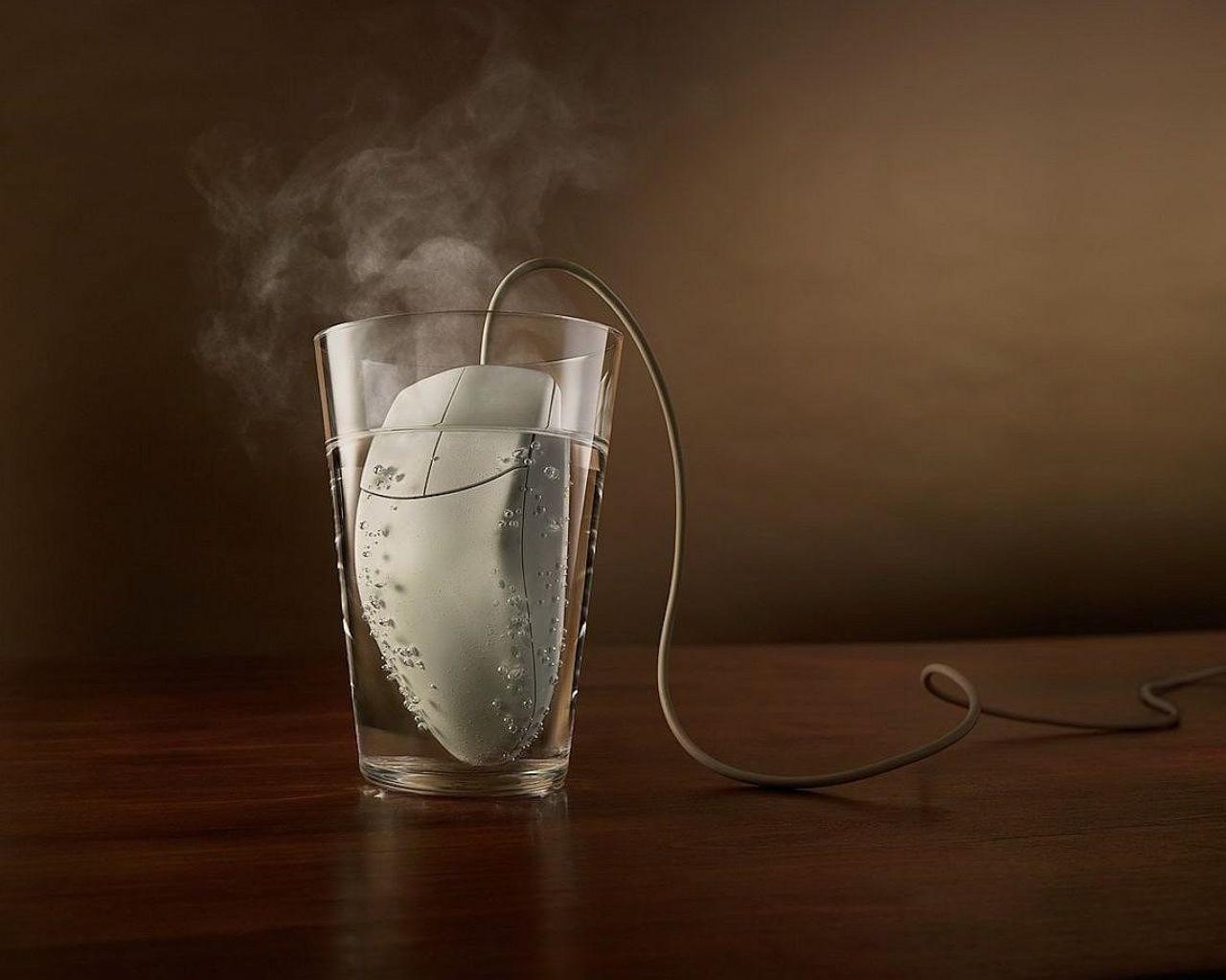 Computer mouse in a glass of steaming water HD Wallpaper