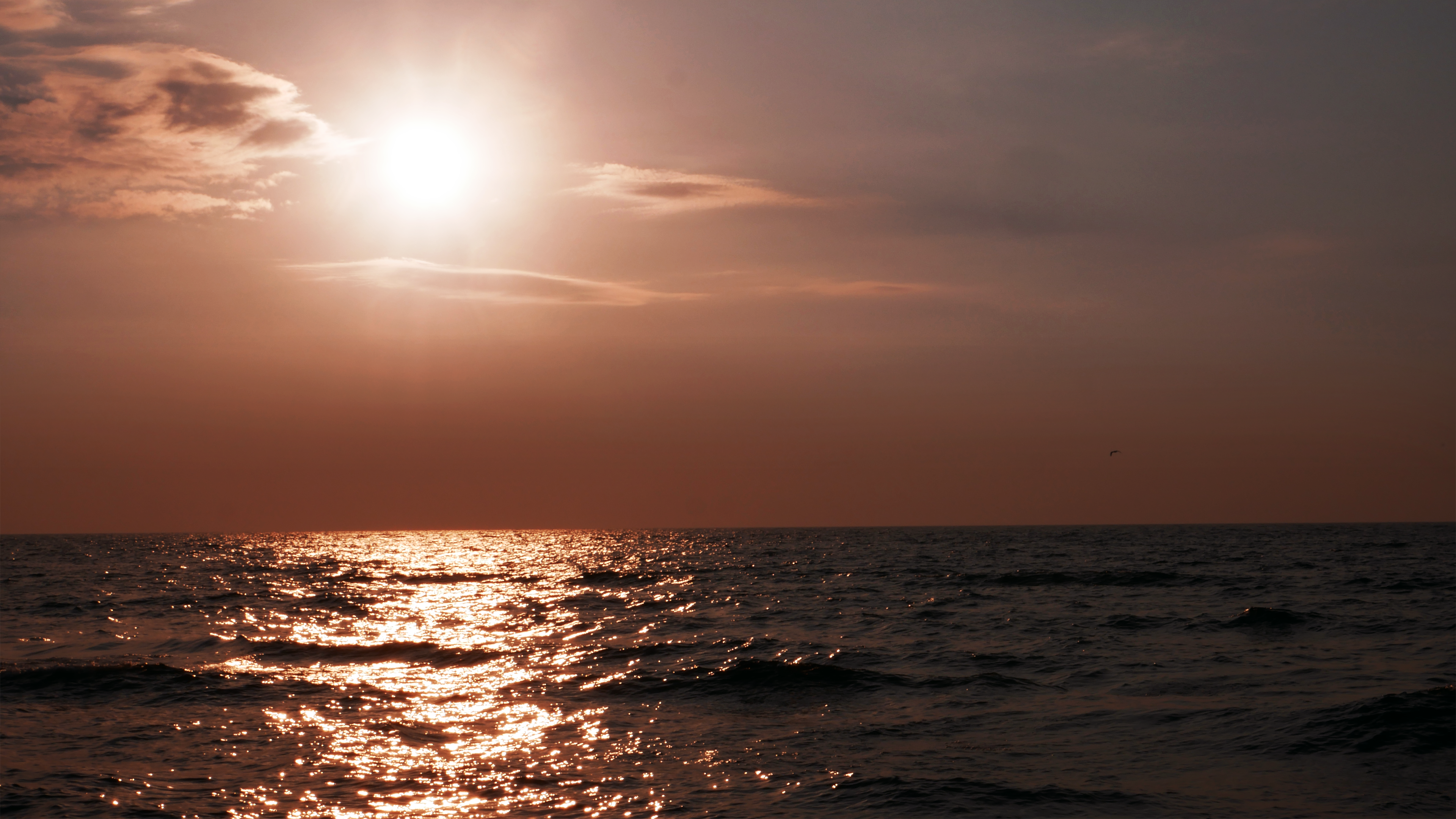 4K Sun over Baltic Sea waves in Poland HD Wallpaper