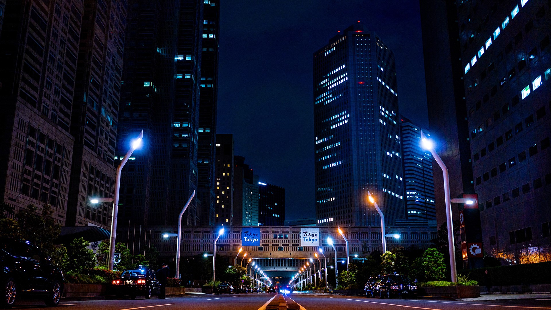Night view of Tokyo skyscrapers and street lights HD Wallpaper