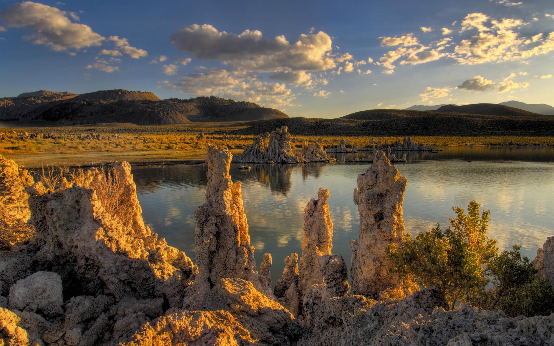 Mono Lake Tufa Towers at Sunset HD Wallpaper