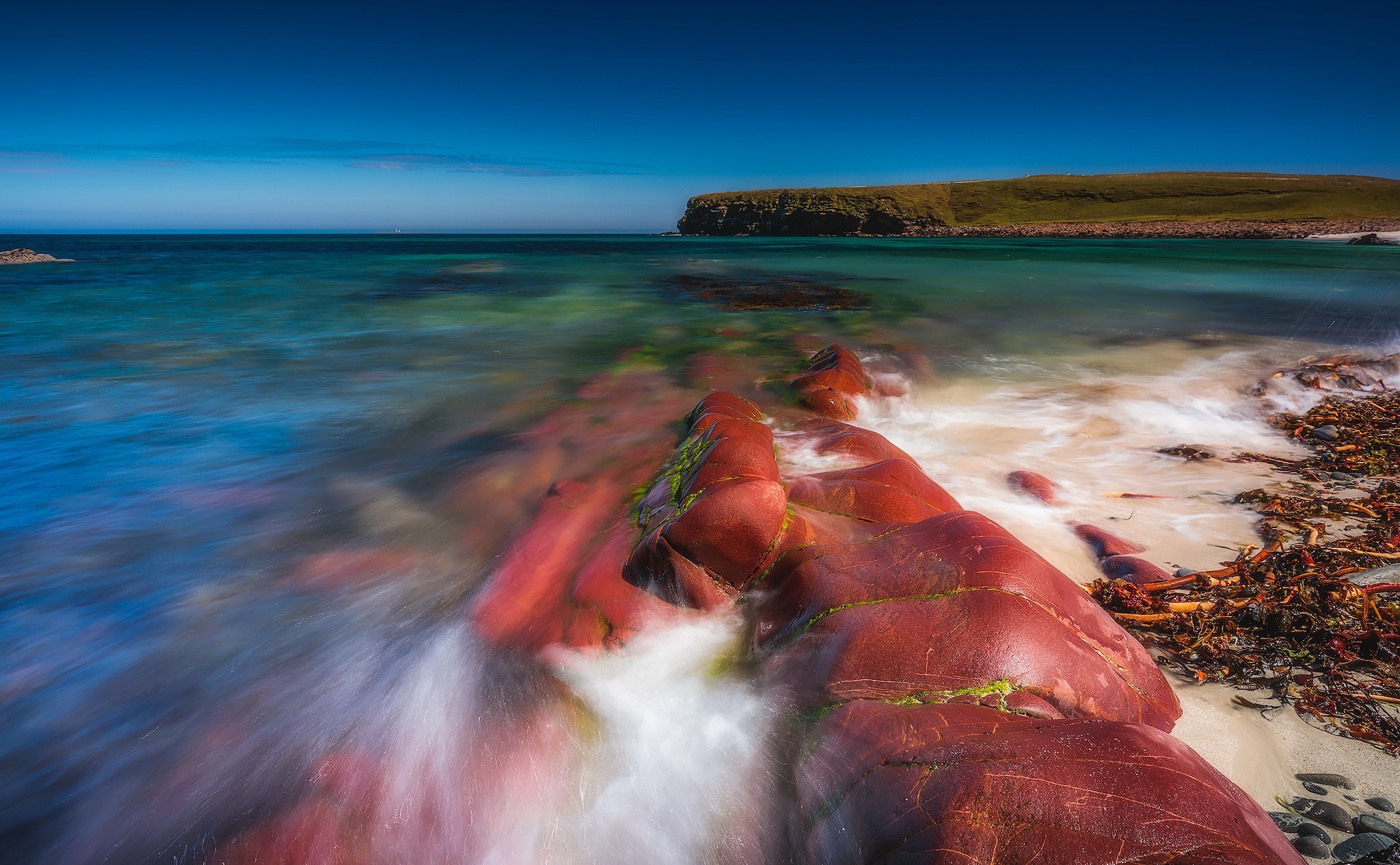 Red rocks and sea with motion blur HD Wallpaper
