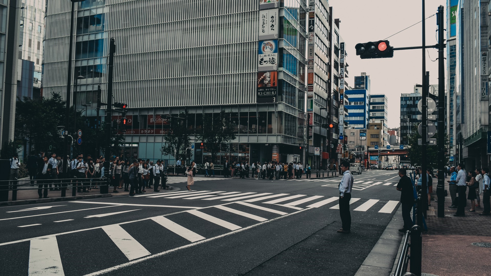 People waiting at a crosswalk in a Japanese city HD Wallpaper