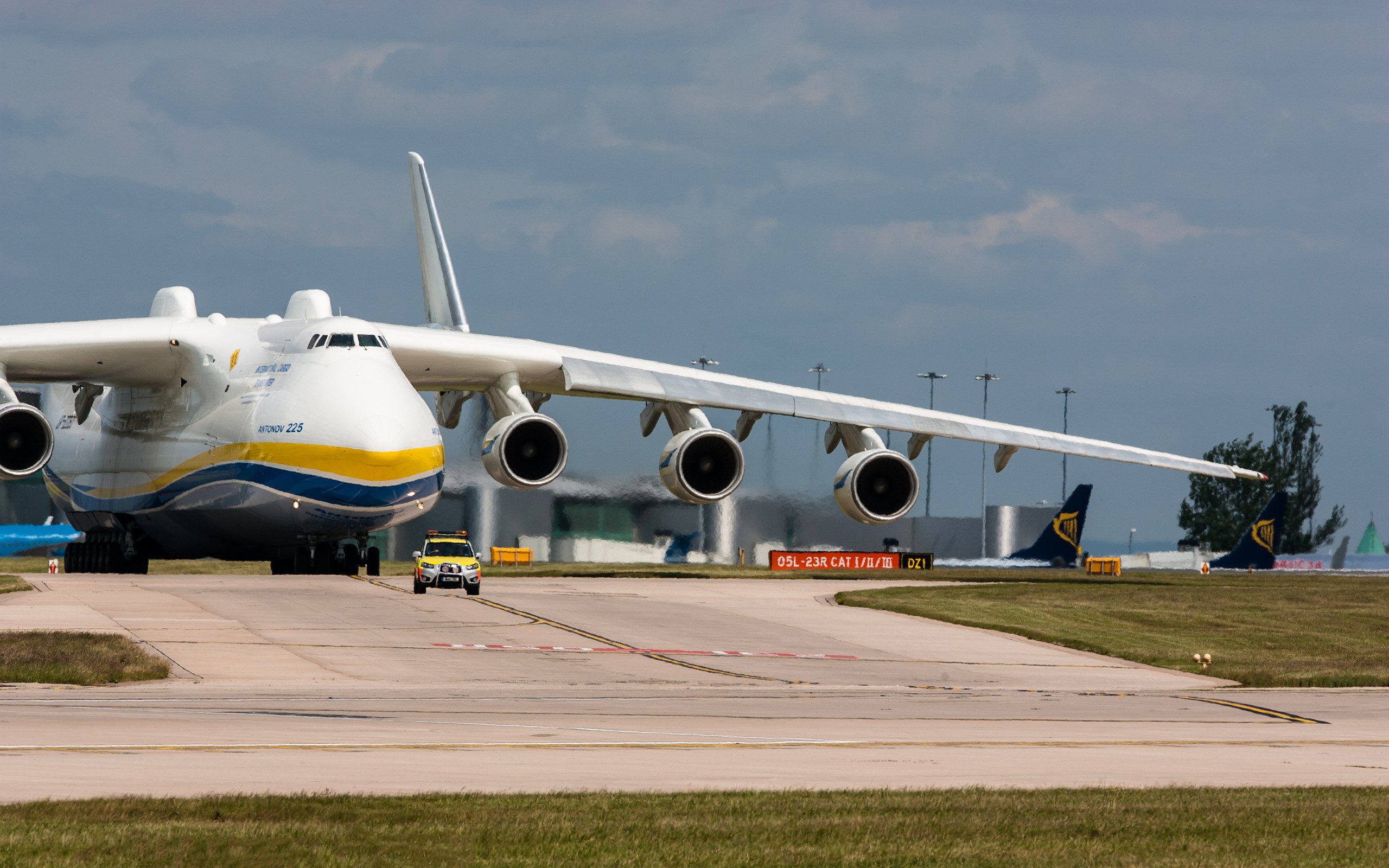 Antonov An-225 Mriya aircraft on a runway HD Wallpaper