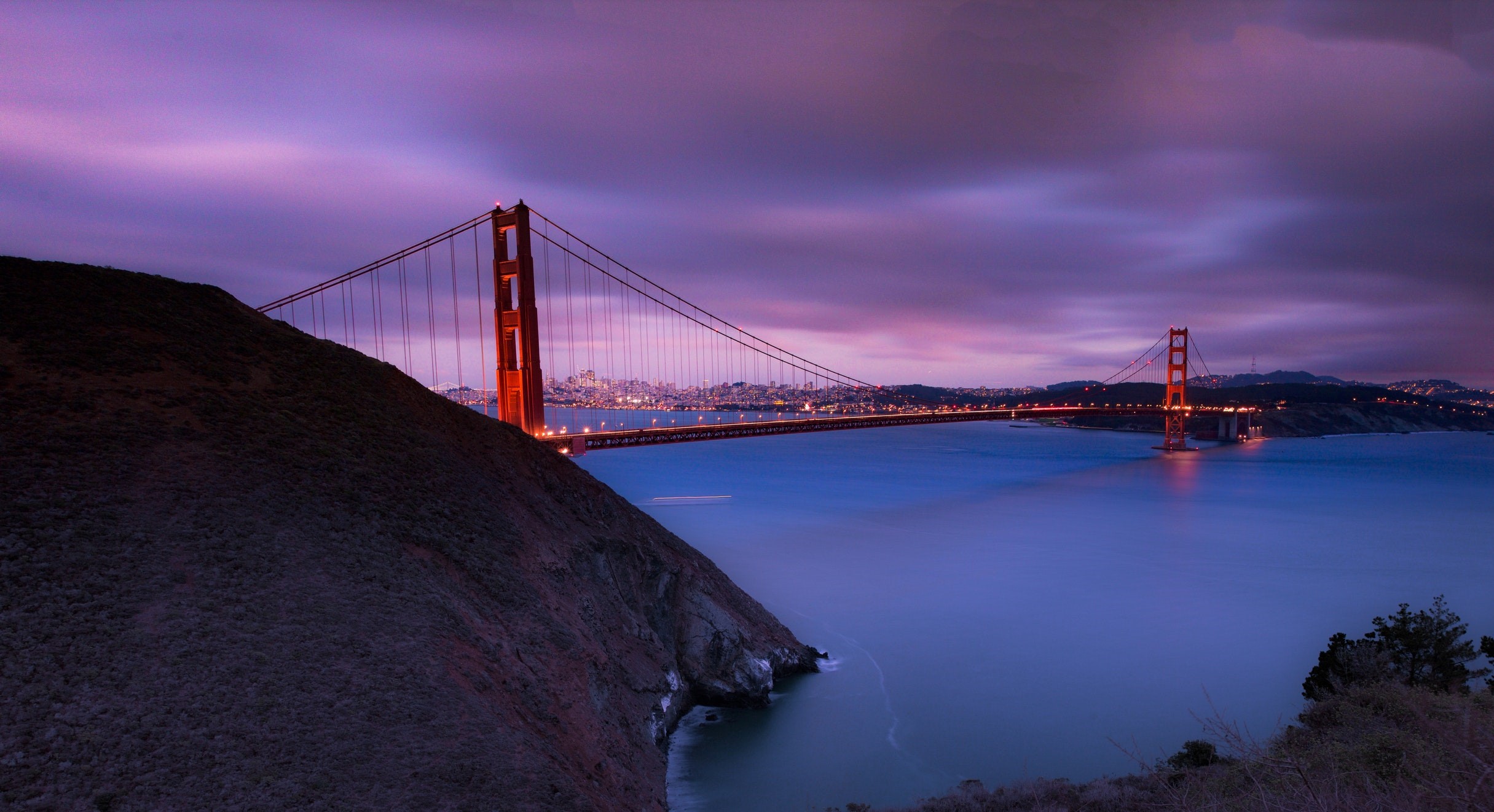 Golden Gate Bridge at dusk with San Francisco skyline HD Wallpaper