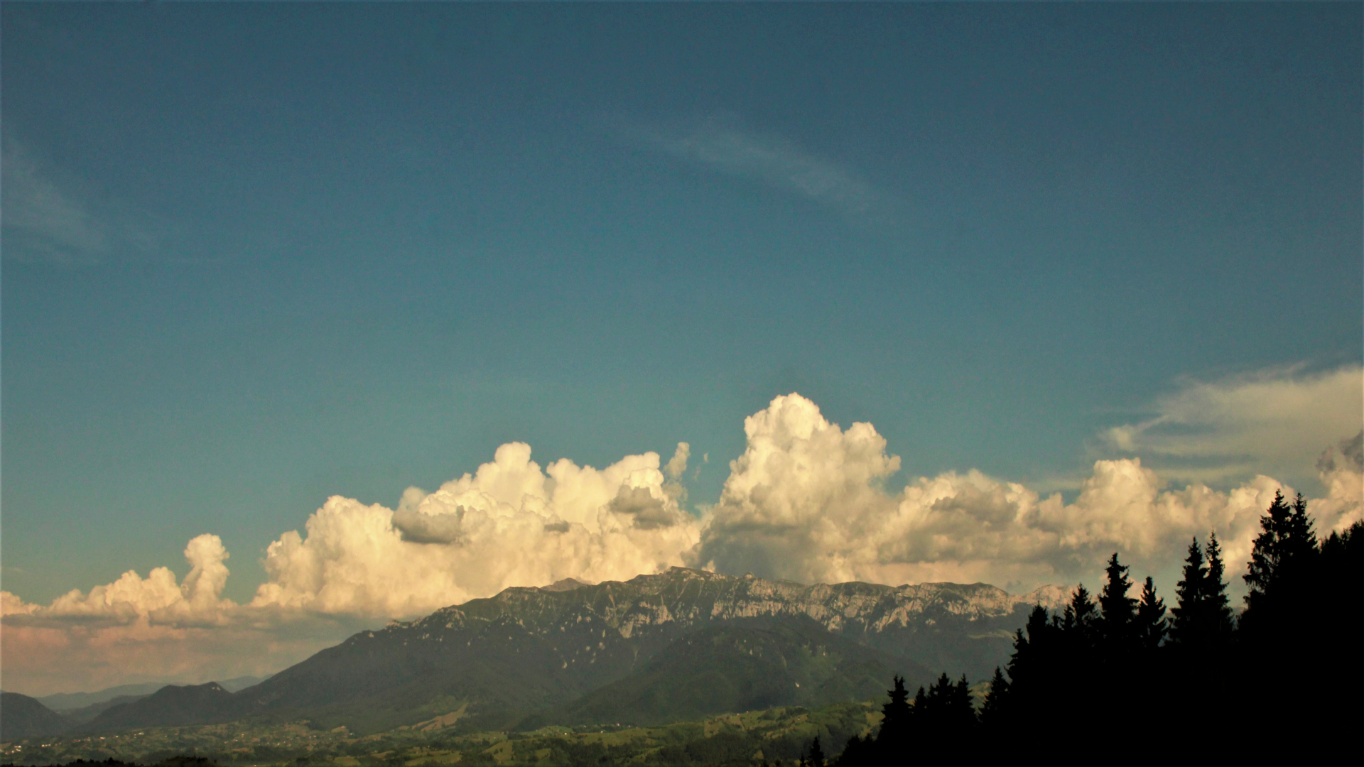 Mountain range with clouds and trees in Romania HD Wallpaper