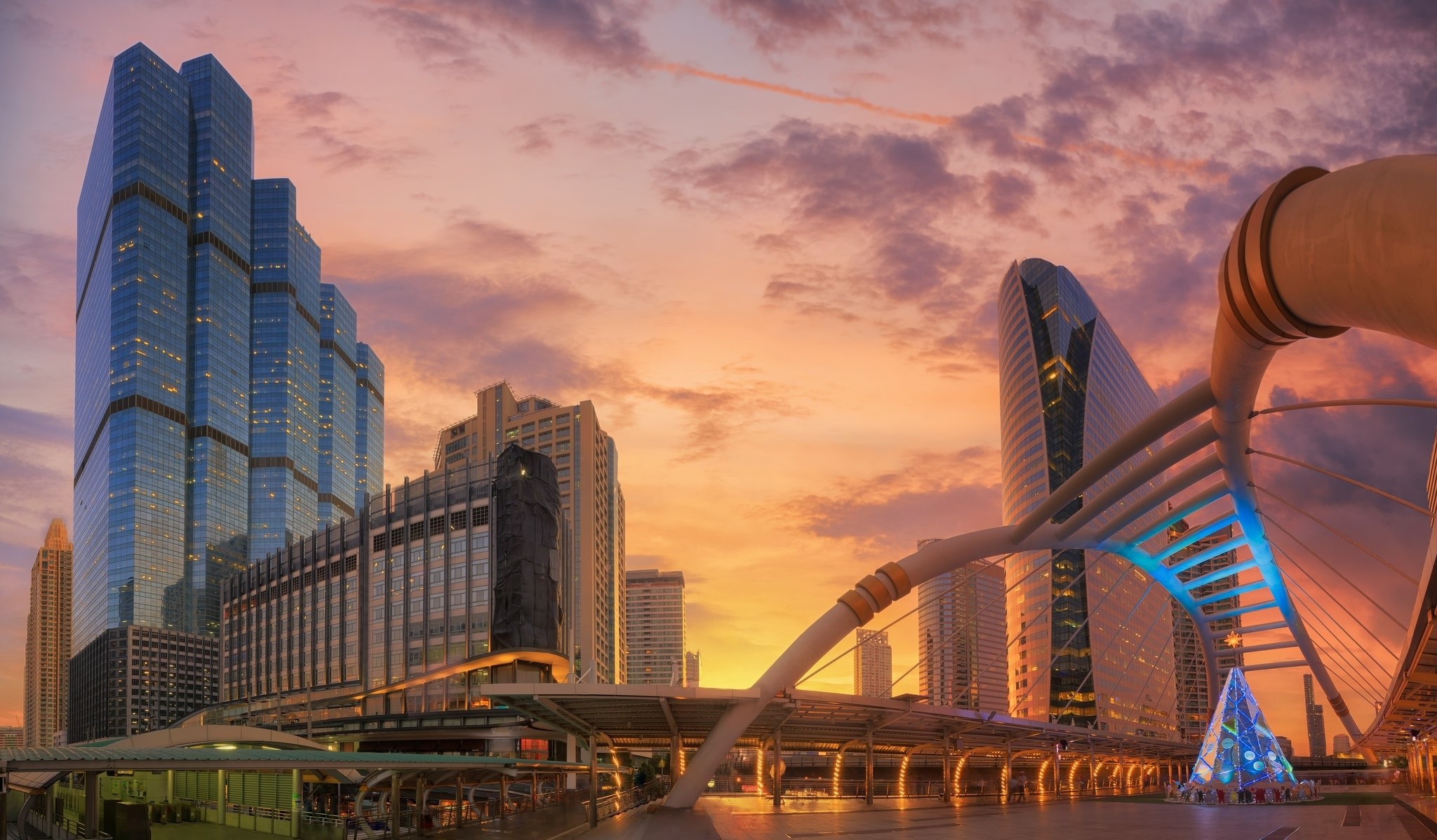 Bangkok cityscape at sunset with Chong Nonsi Skywalk HD Wallpaper