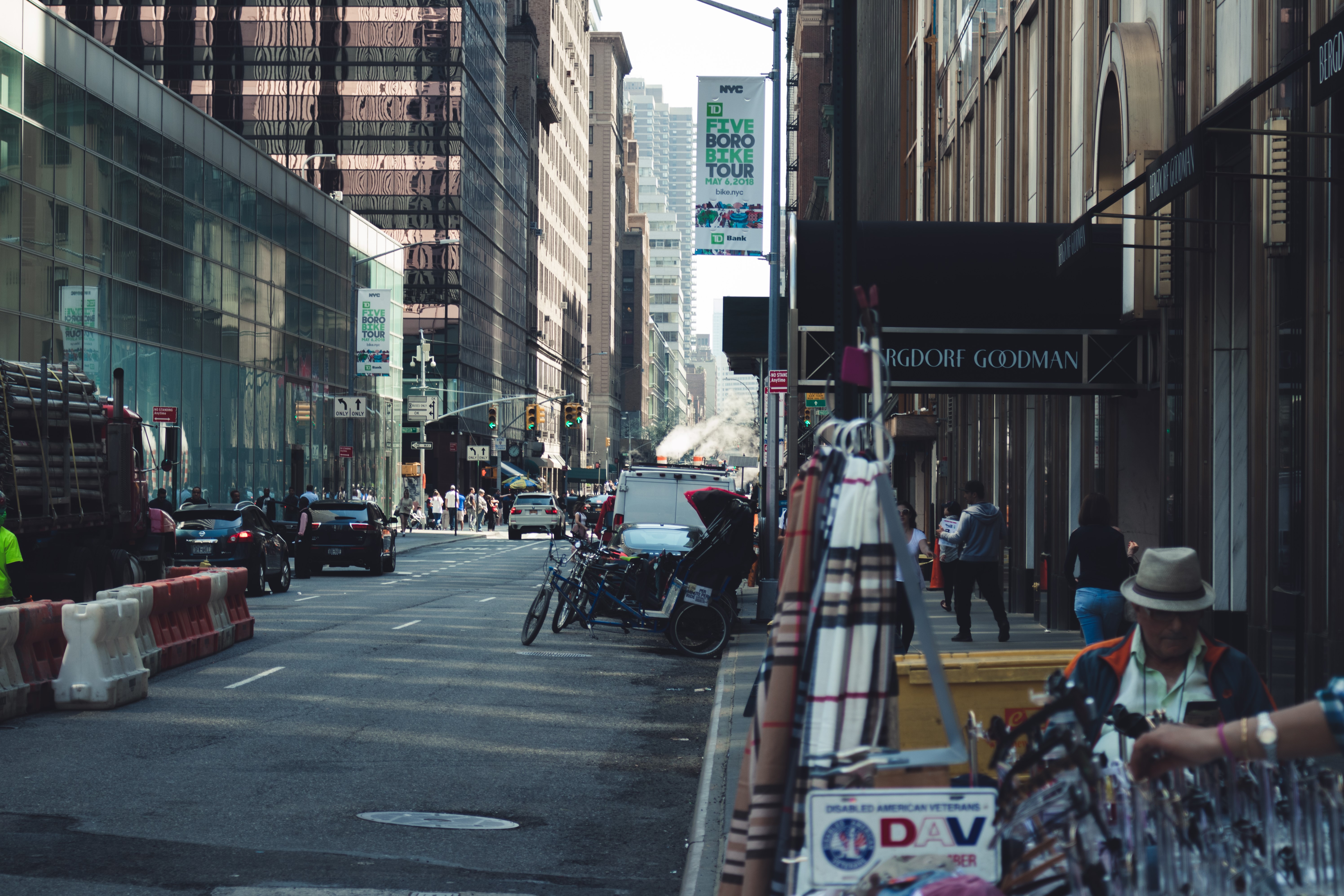 New York City Street Scene with Bergdorf Goodman HD Wallpaper