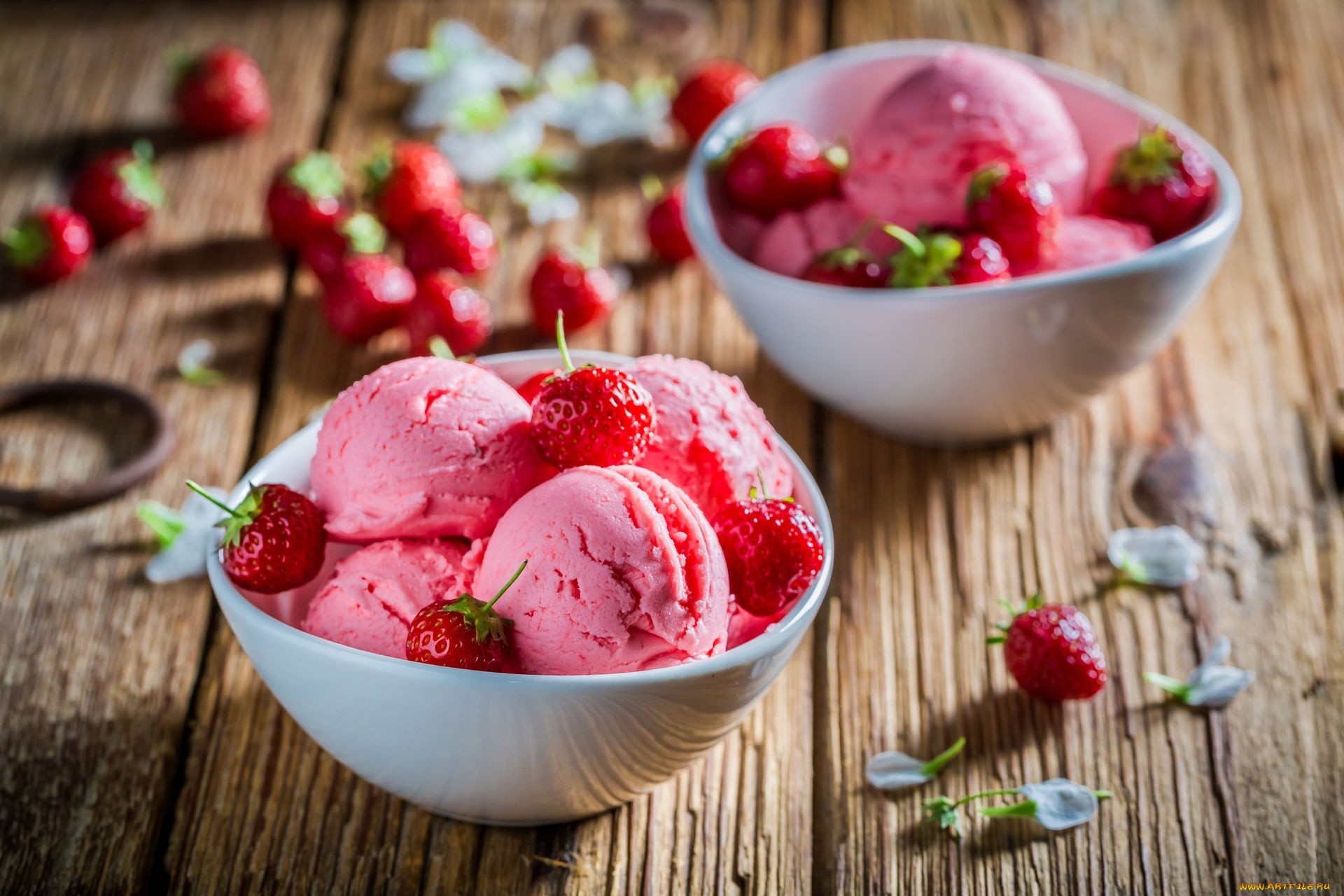 Strawberry ice cream in bowls with fresh strawberries HD Wallpaper
