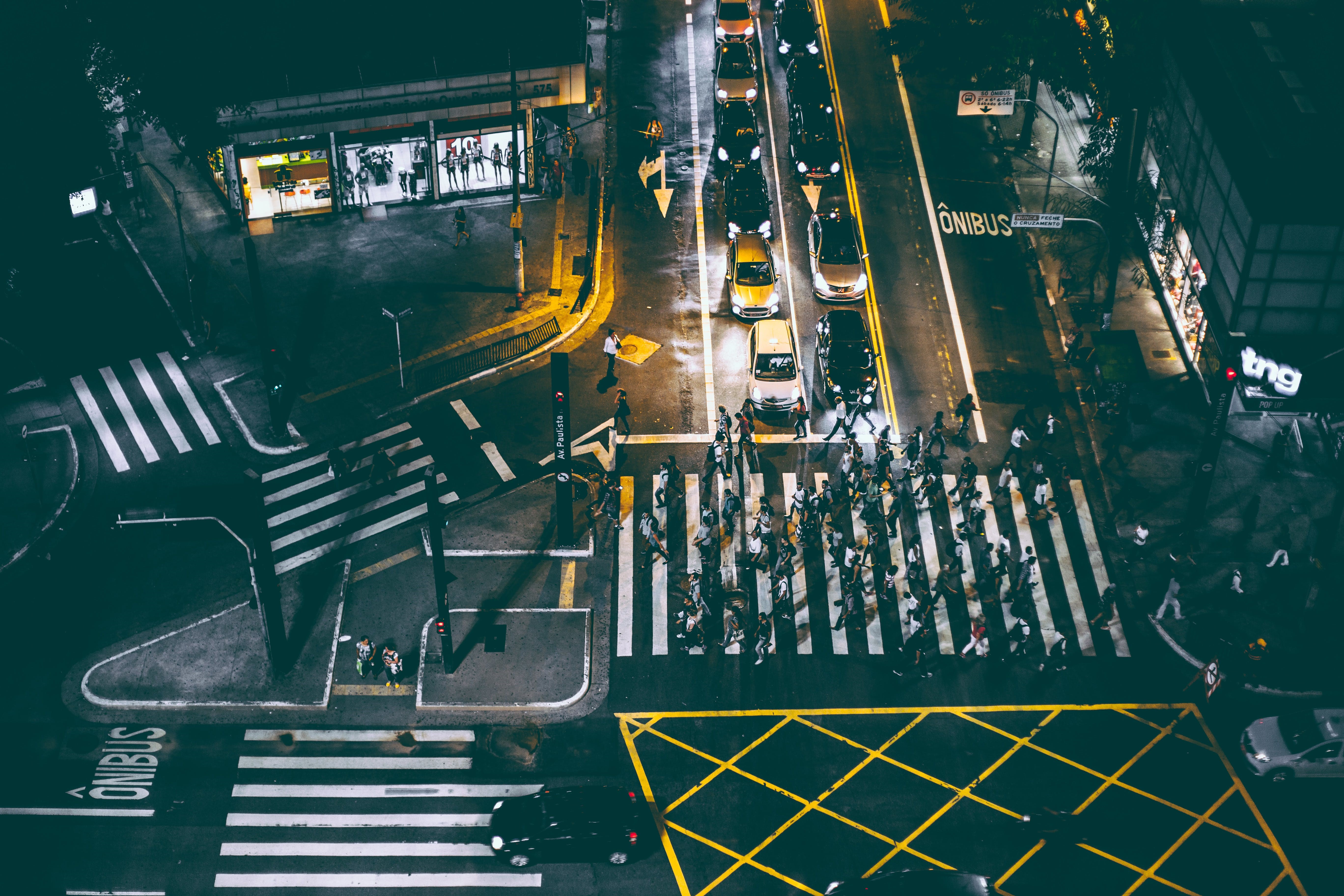 Nighttime Cityscape with Pedestrians and Traffic in São Paulo HD Wallpaper