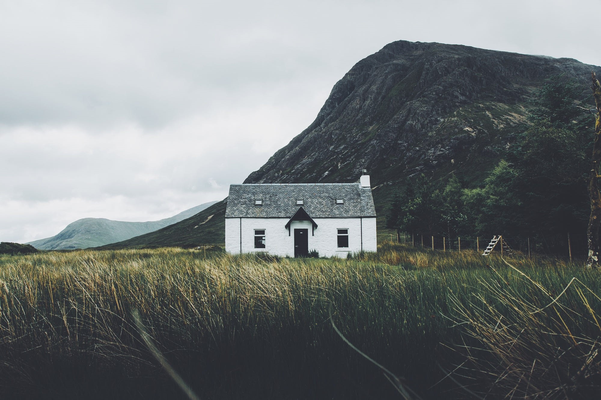 White house in front of a mountain landscape HD Wallpaper