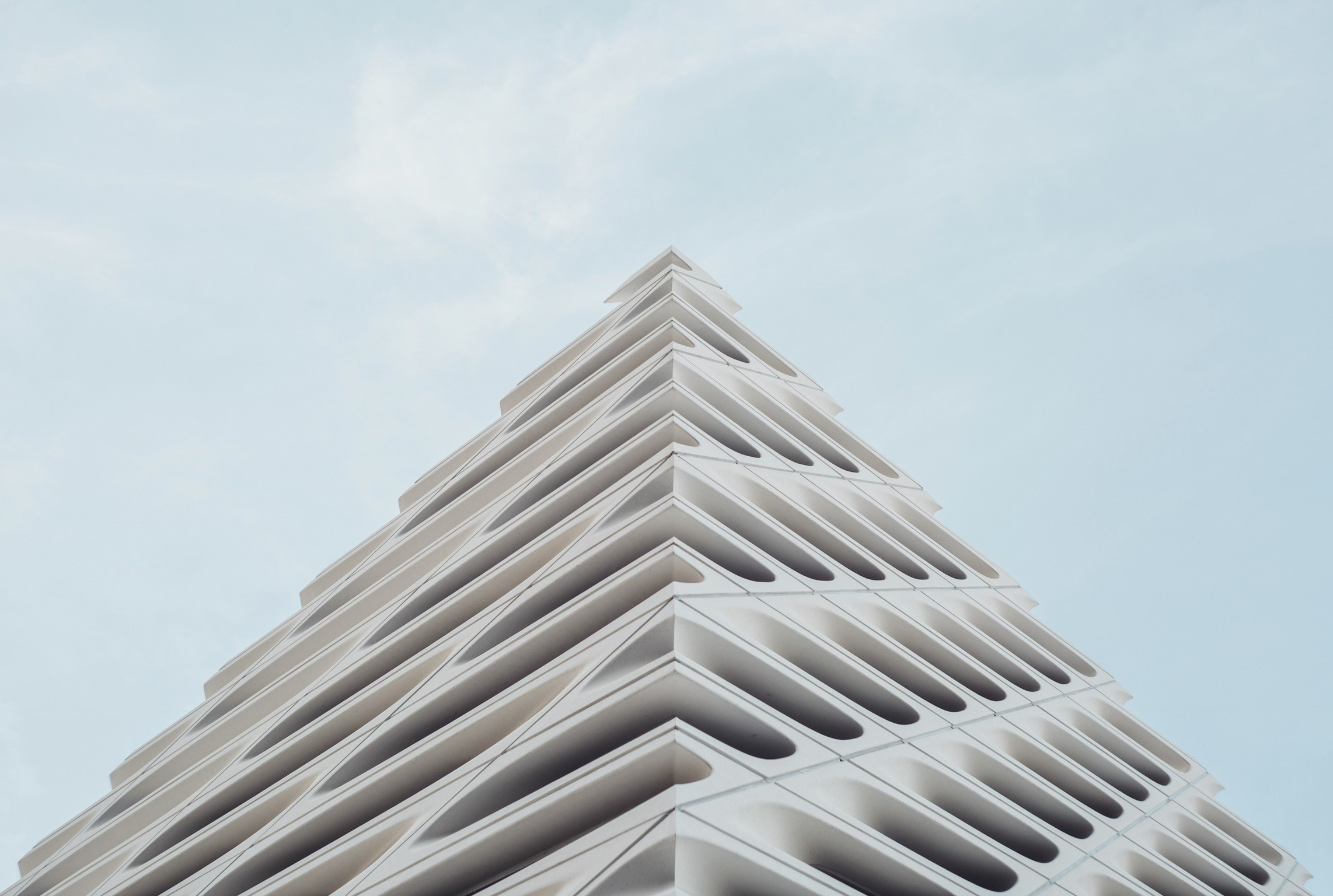 Minimalist architecture of a modern building against the sky HD Wallpaper