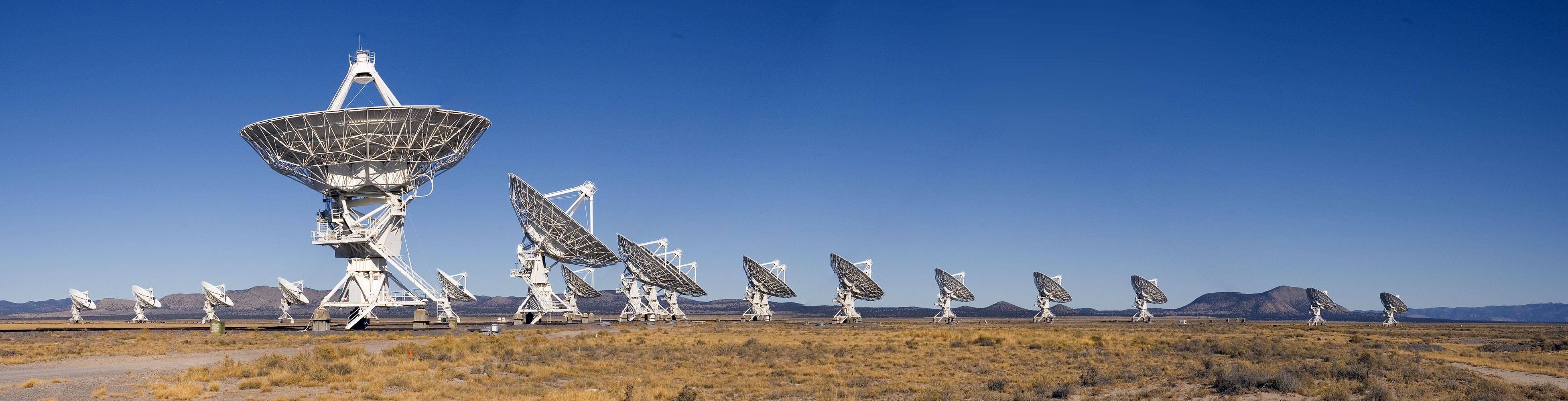 Radiotelescopes in a wide landscape under a blue sky HD Wallpaper