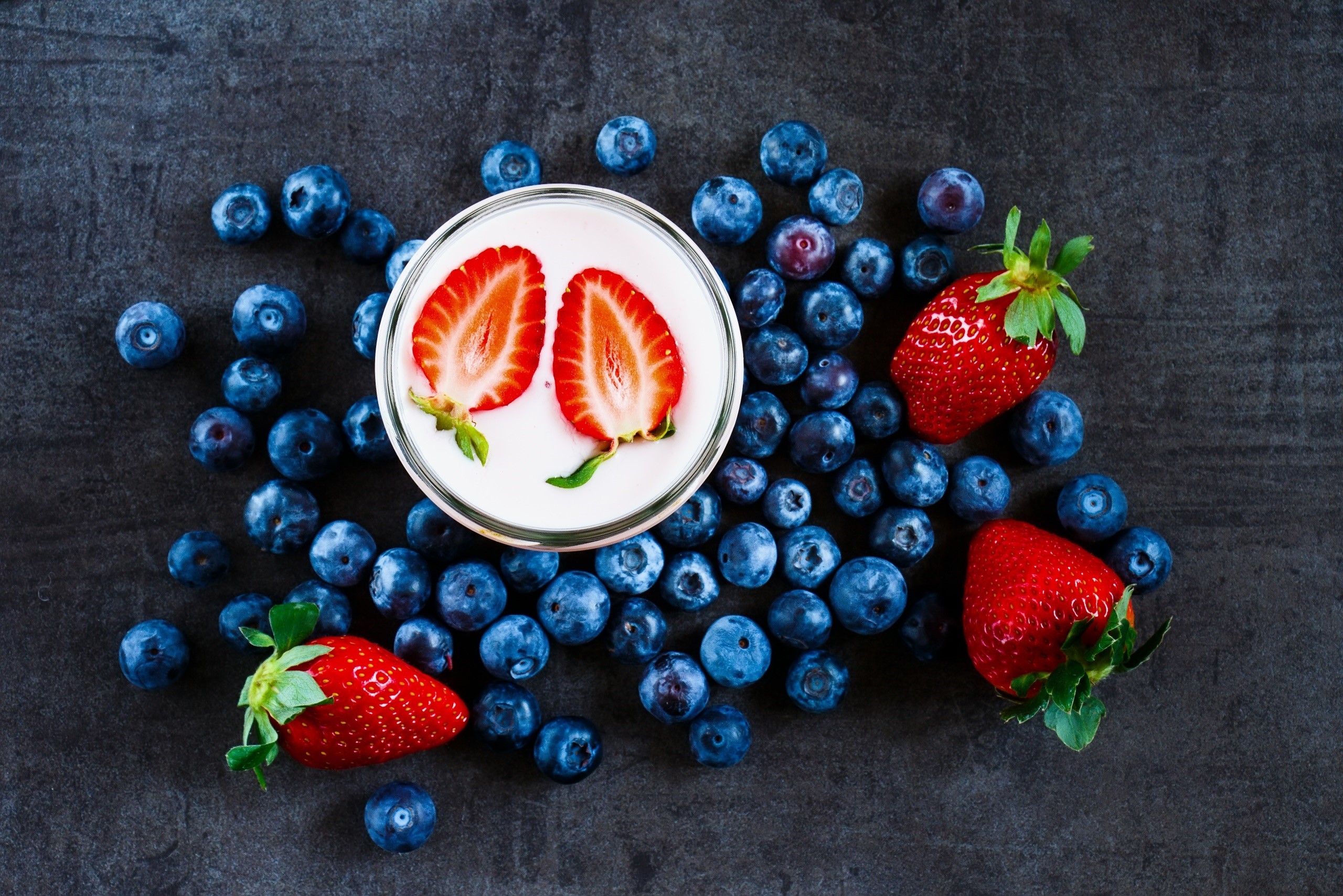 Strawberries and blueberries with yogurt HD Wallpaper