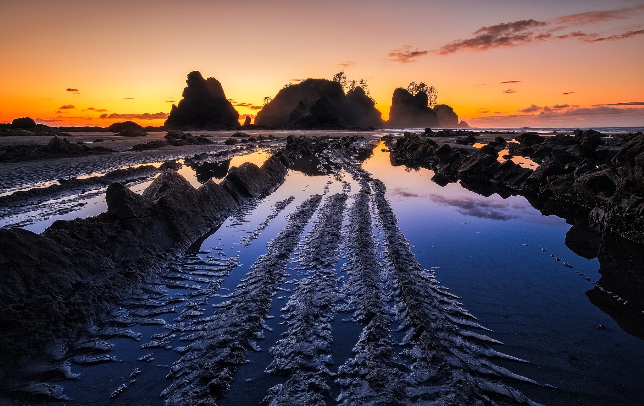 Rocky beach at sunset with tide pools HD Wallpaper
