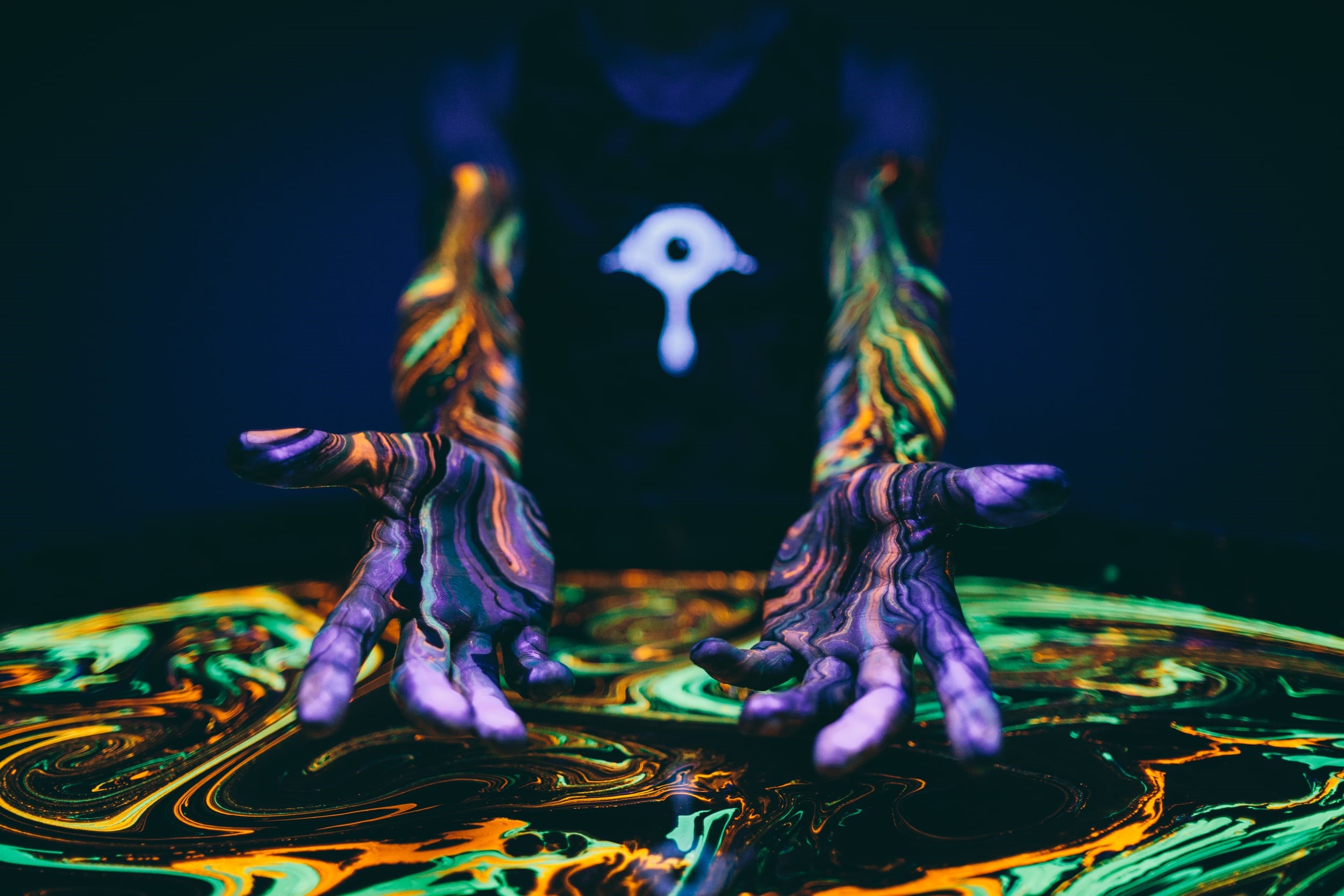 Hands covered in abstract fluorescent paint HD Wallpaper