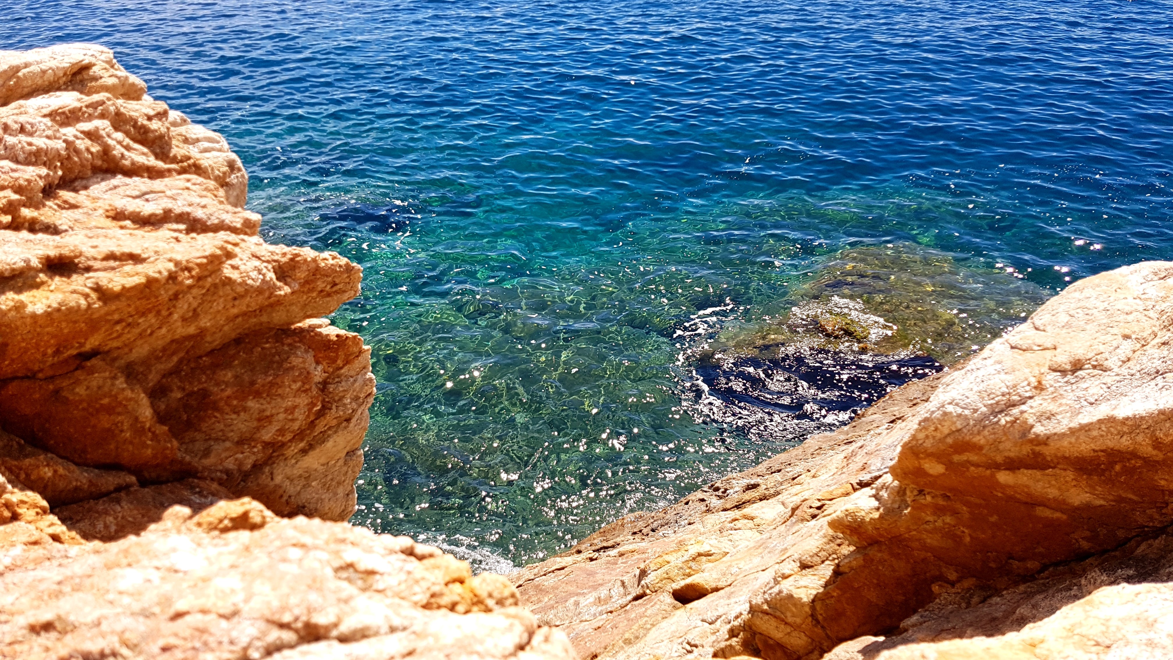 4K Sunlight on Turquoise Sea and Rocks HD Wallpaper