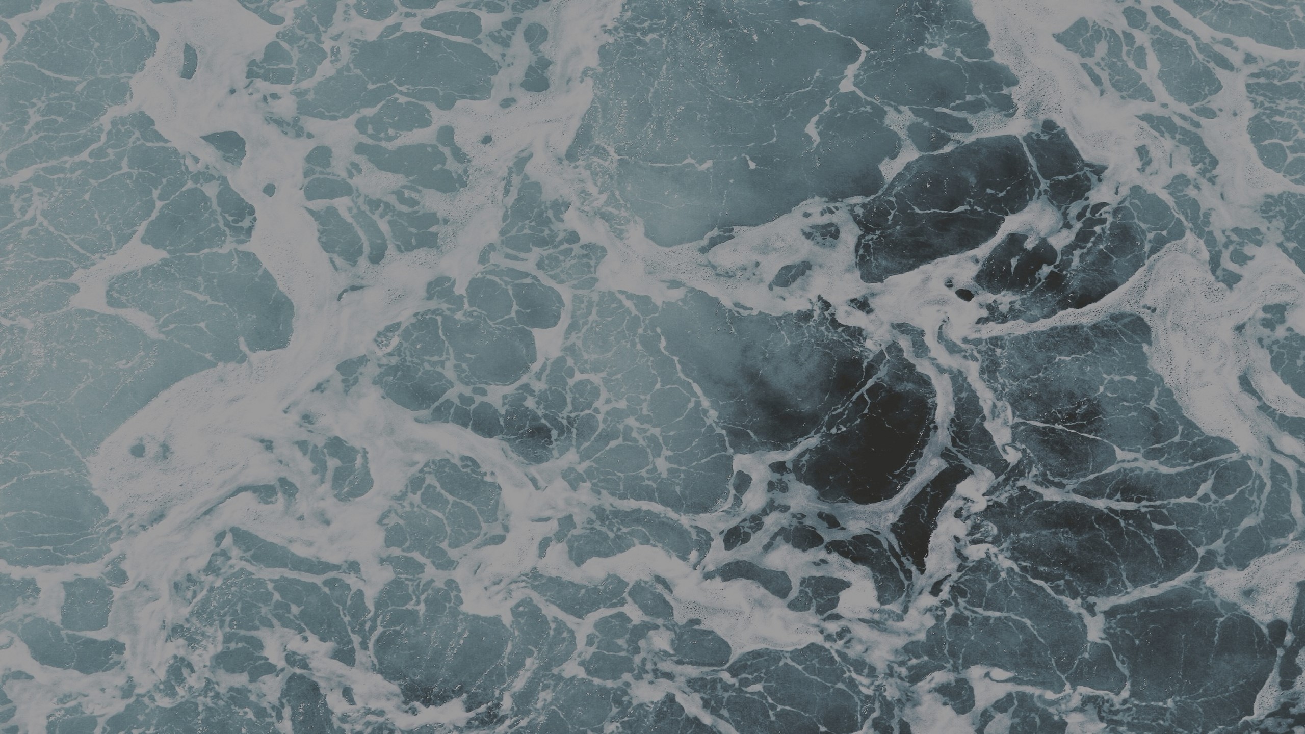 Ocean waves with foam HD Wallpaper