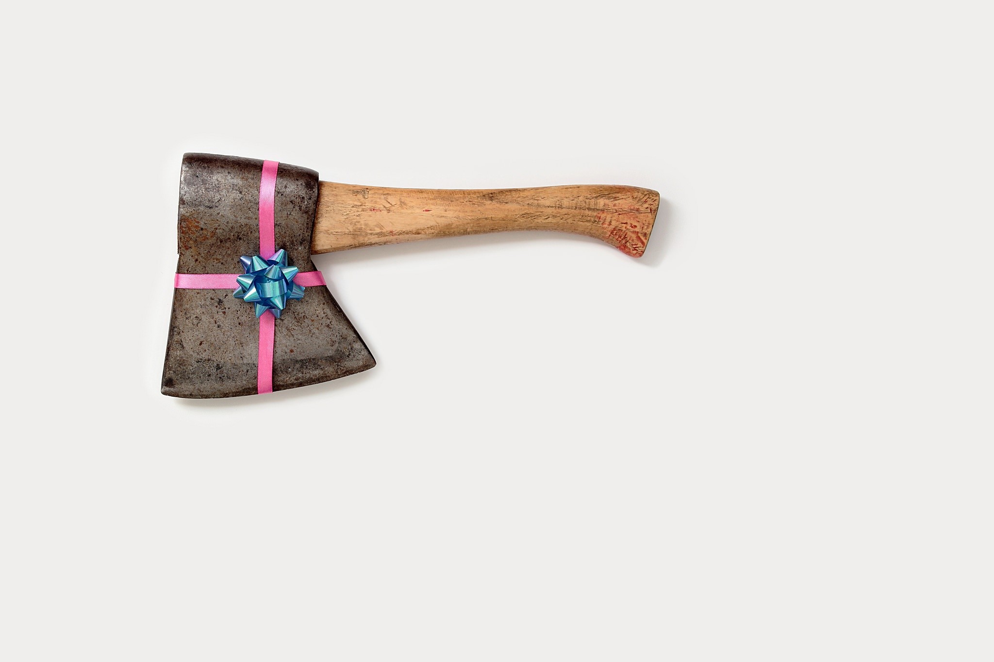 Axe with pink ribbon and blue bow HD Wallpaper