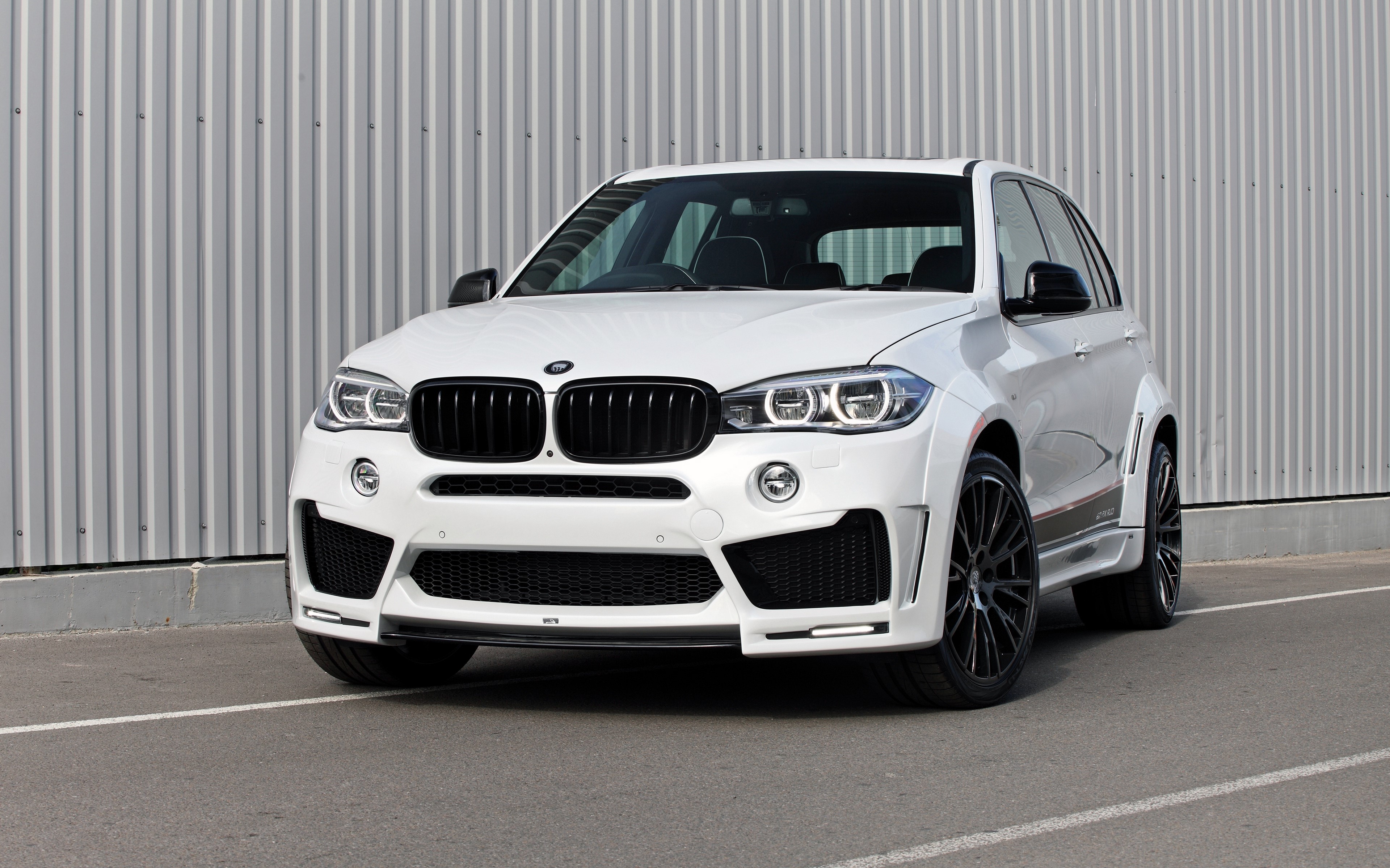 White BMW X5 M with black accents HD Wallpaper
