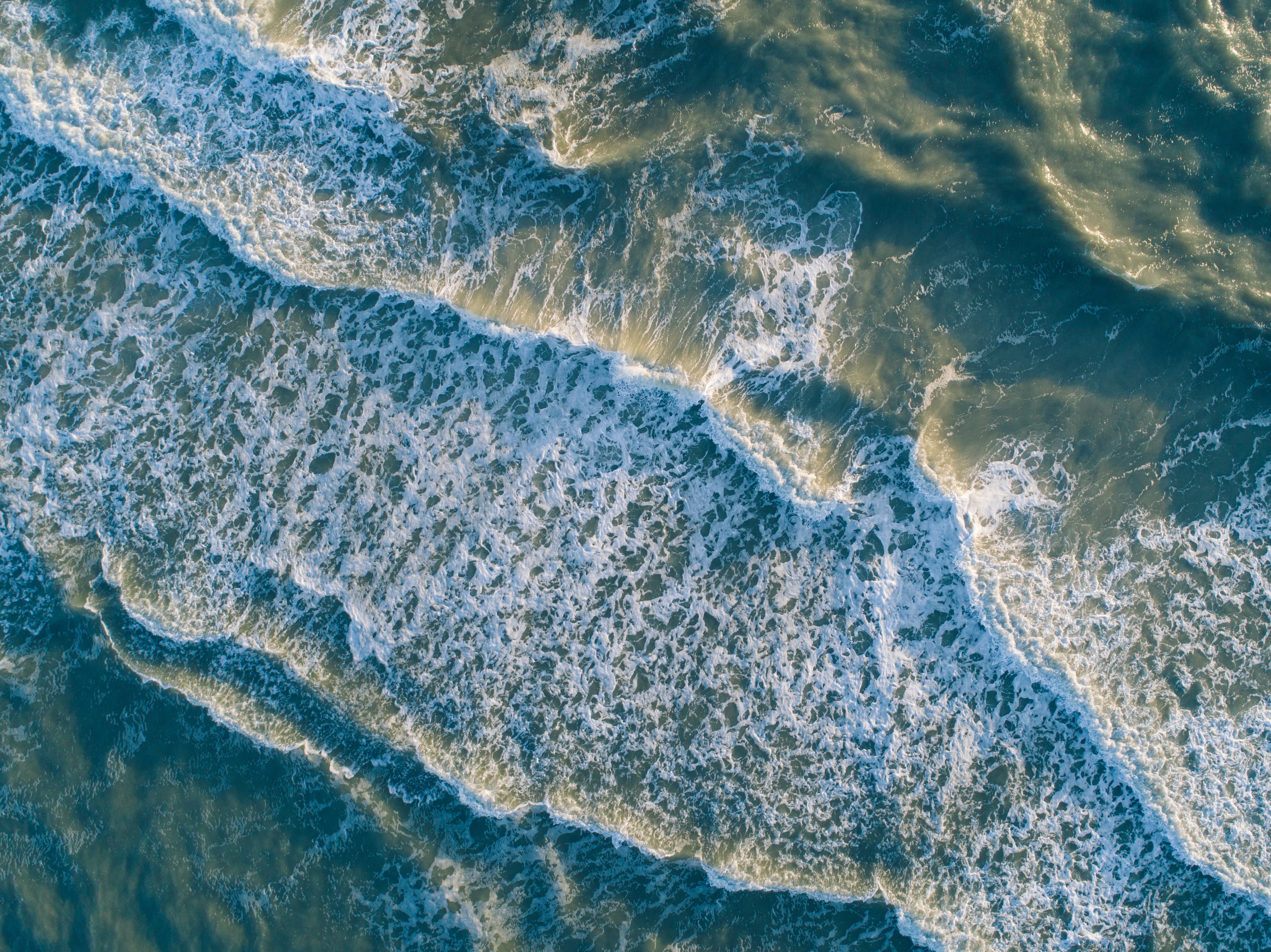 Aerial view of ocean waves crashing HD Wallpaper