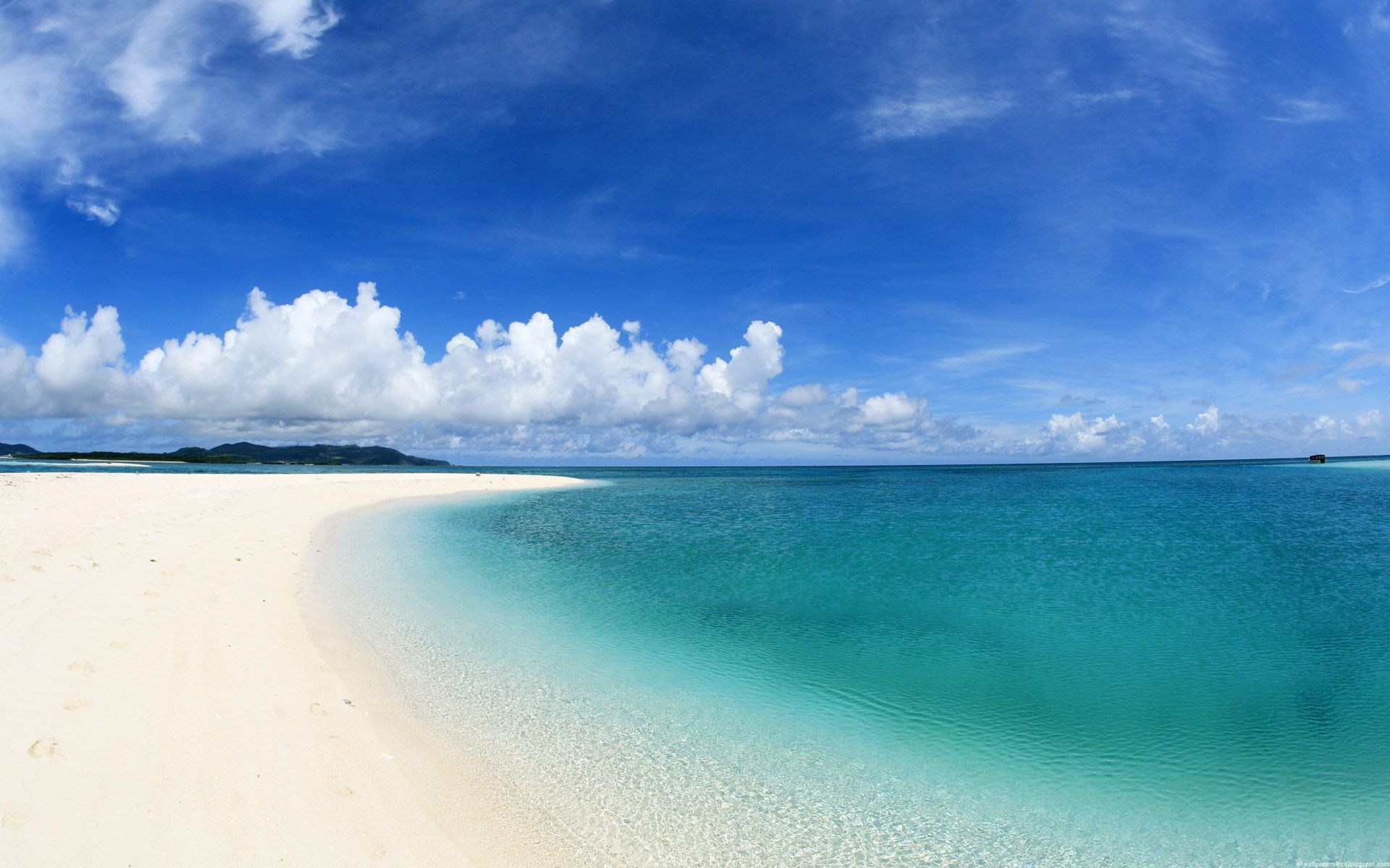 Tropical beach with white sand and turquoise water HD Wallpaper