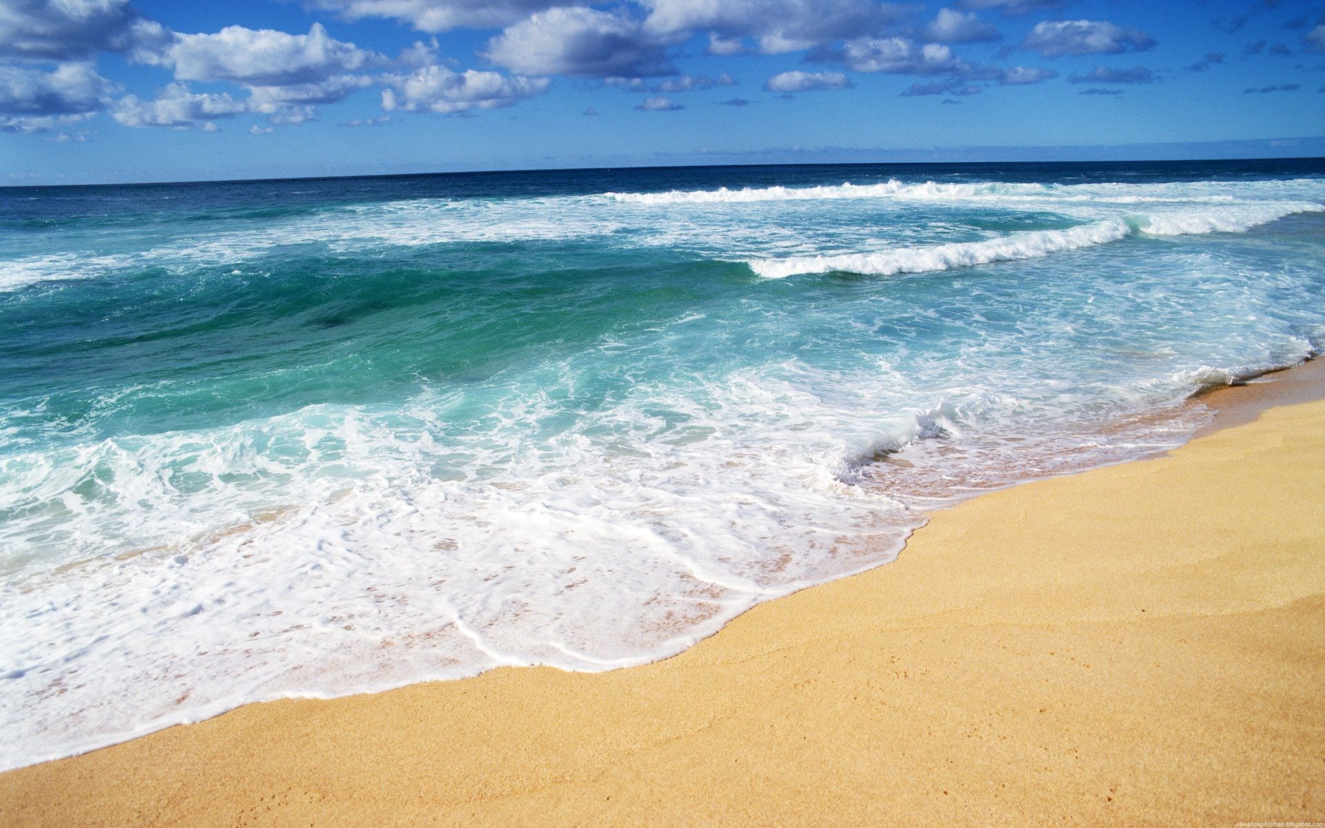 Ocean waves crashing on a sandy beach HD Wallpaper