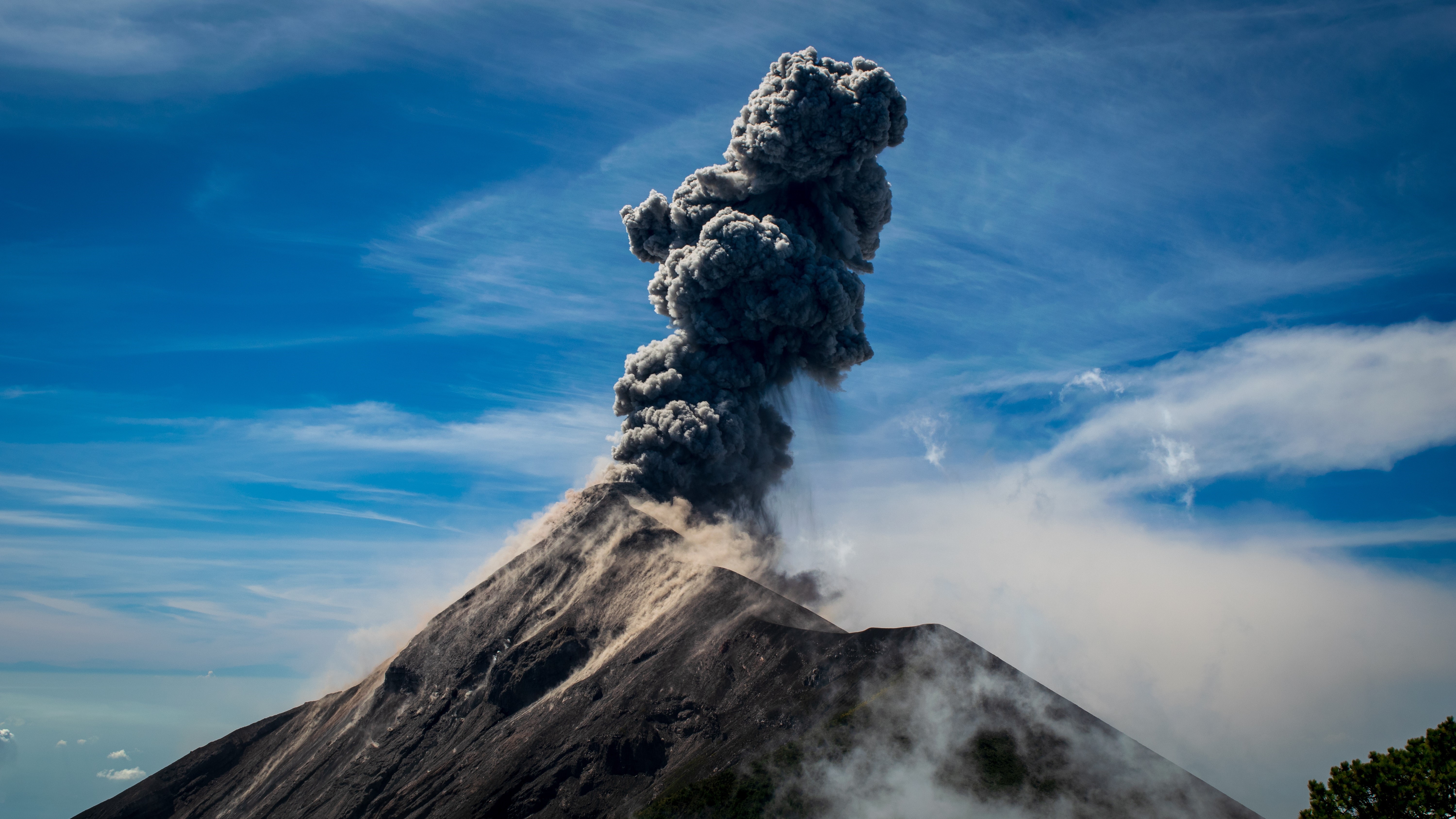 Volcán de Fuego eruption with smoke plume HD Wallpaper