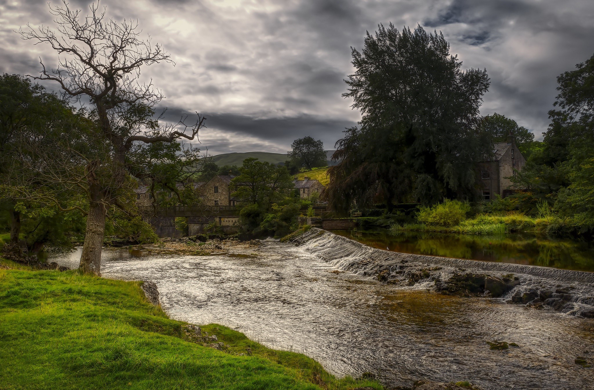 River and stone buildings in England HD Wallpaper