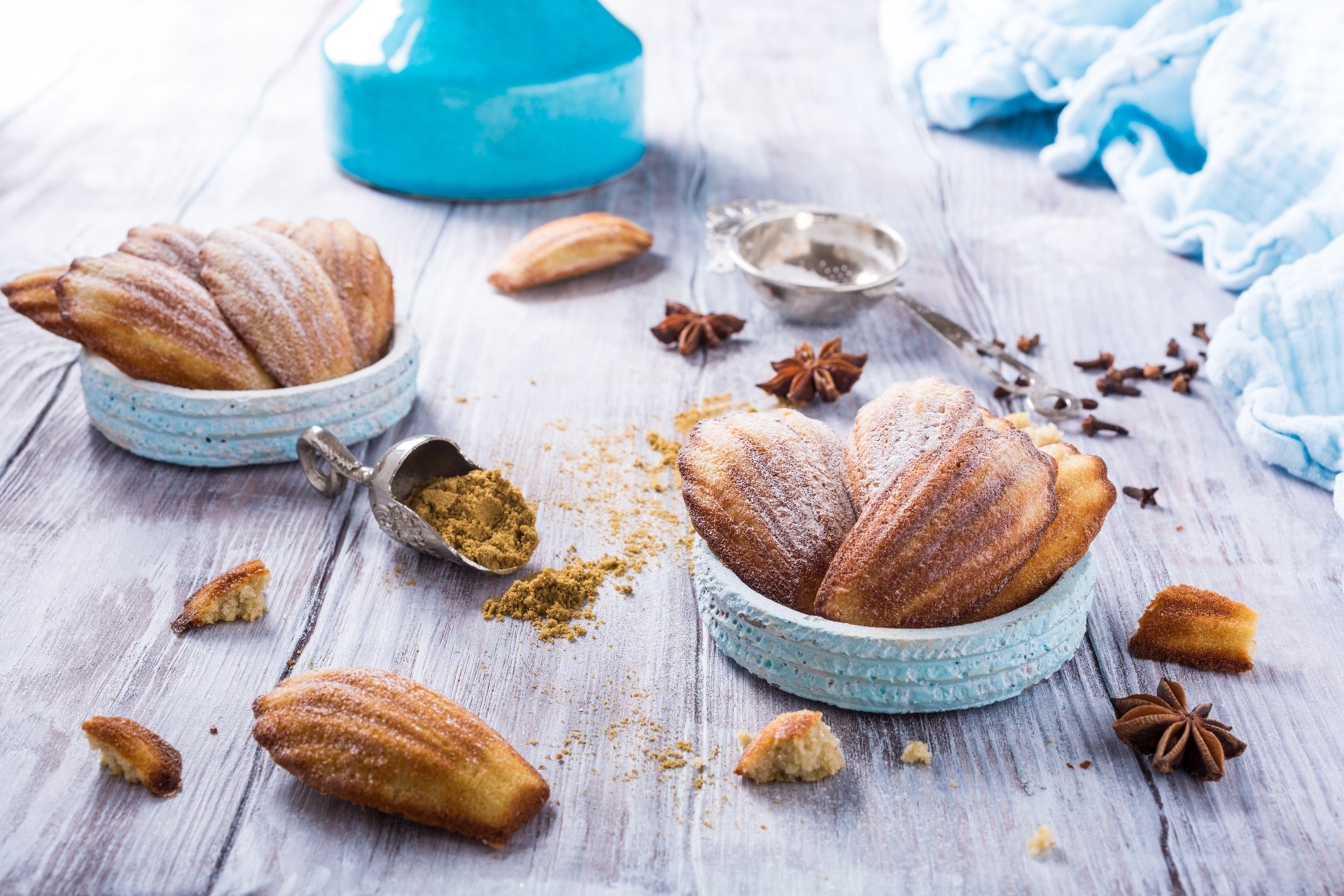 Madeleines with powdered sugar and spices HD Wallpaper