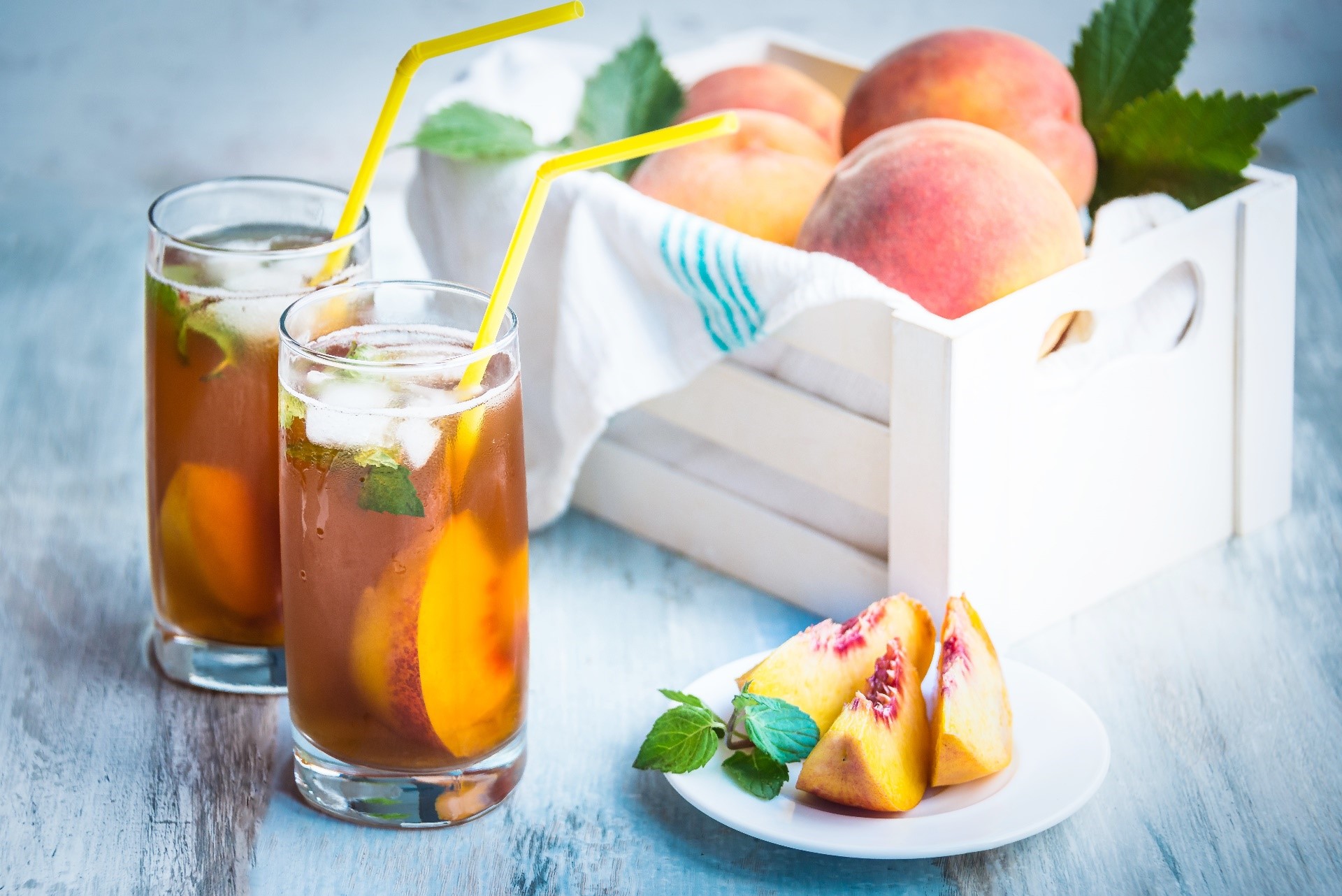 Peach iced tea with fresh peaches in a crate HD Wallpaper